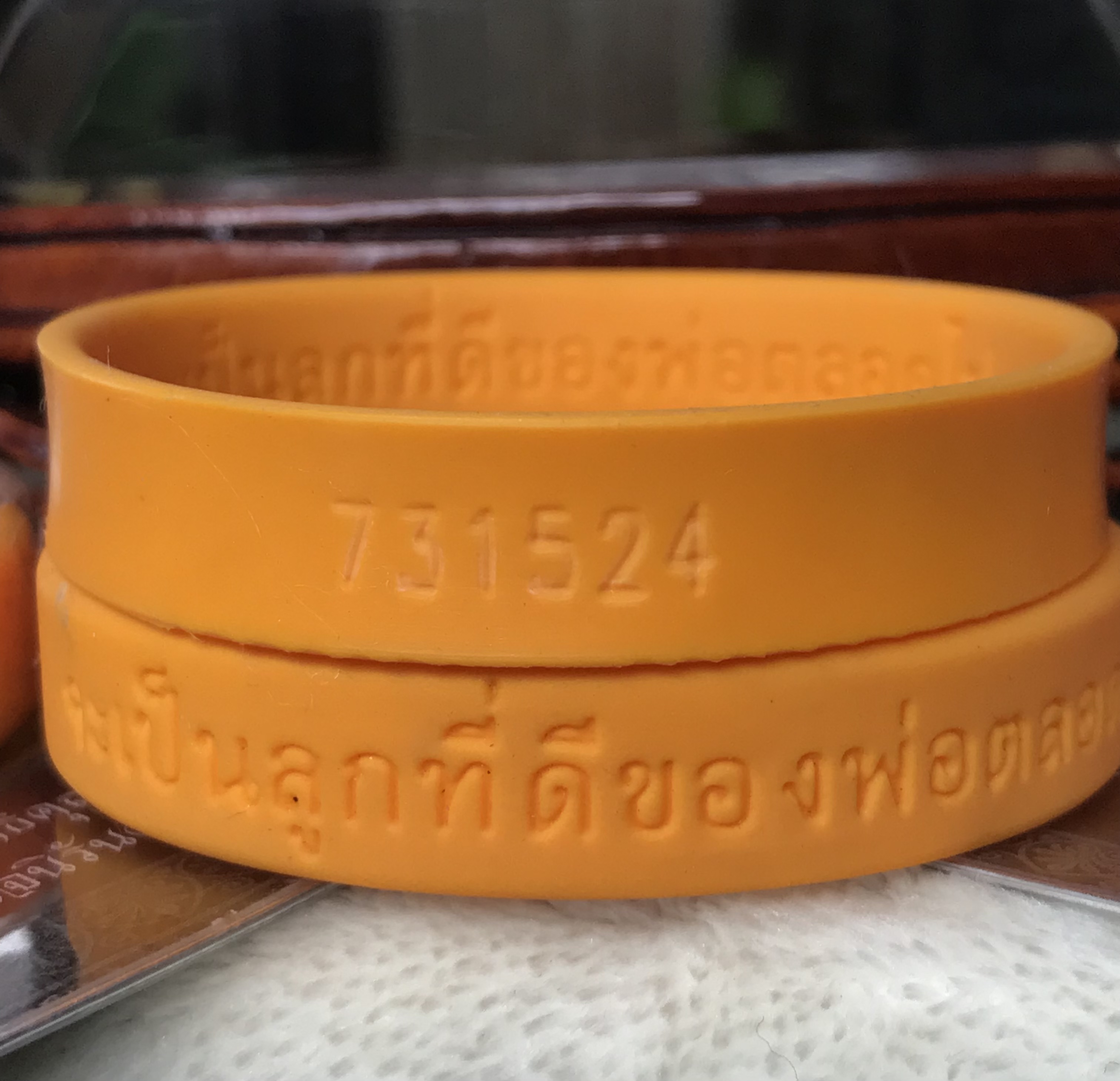 รำลึกถึงพ่อหลวง รัชกาลที่ 9 สายข้อมือสีเหลือง ข้อความด้านนอก "จะเป็นลูกที่ดีของพ่อตลอดไป I Love My Father” ด้านในมีหมายเลขกำกับทุกชิ้น