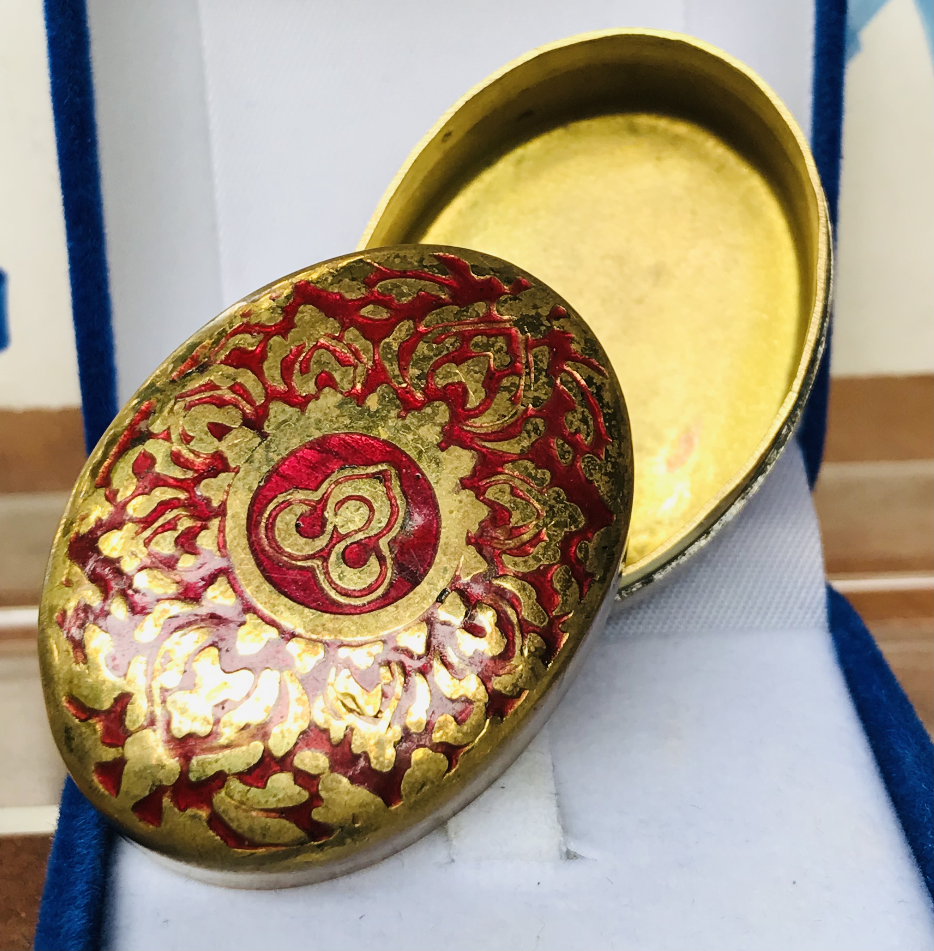 งานเก่าน่าสะสม ตลับทองเหลืองลงยา ตอกลายไทยและโลโก้การบินไทย THAI AIRWAYS ขนาดกว้าง 4.5 ซม สูง 2 ซม