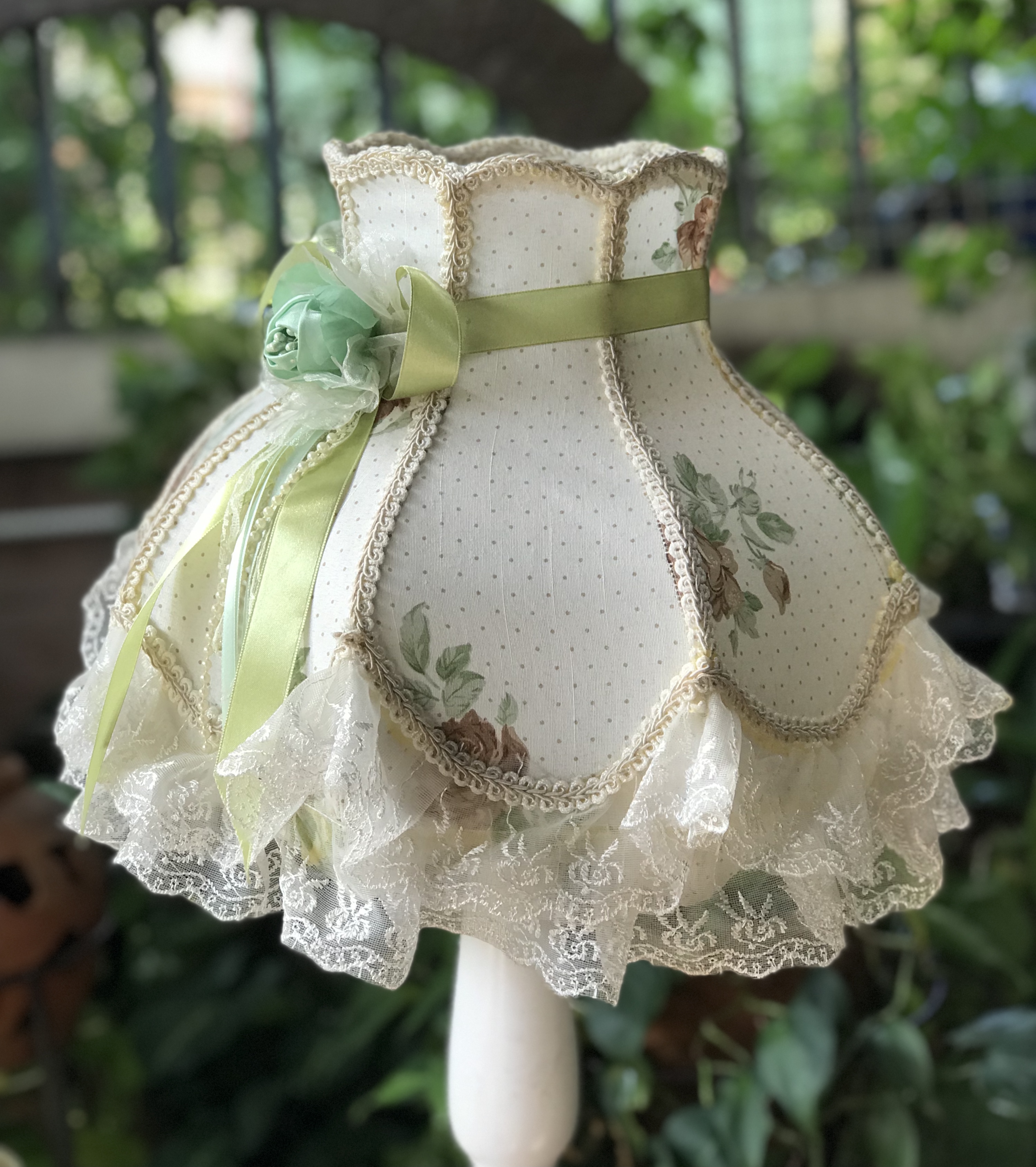 โคมไฟตั้งโต๊ะ โคมไฟข้างเตียง โคมไฟหัวเตียง ใช้งานได้ปกติ โป๊ะโคมคลุมด้วยผ้าสีขาวลายดอกประดับลูกไม้หวานๆ ฐานโคมเป็นไม้ สำหรับตกแต่งบ้าน ร้านอาหาร ร้านกาแฟ ขนาดกว้าง 13 นิ้ว สูง(รวมโป๊ะ) 24 นิ้ว