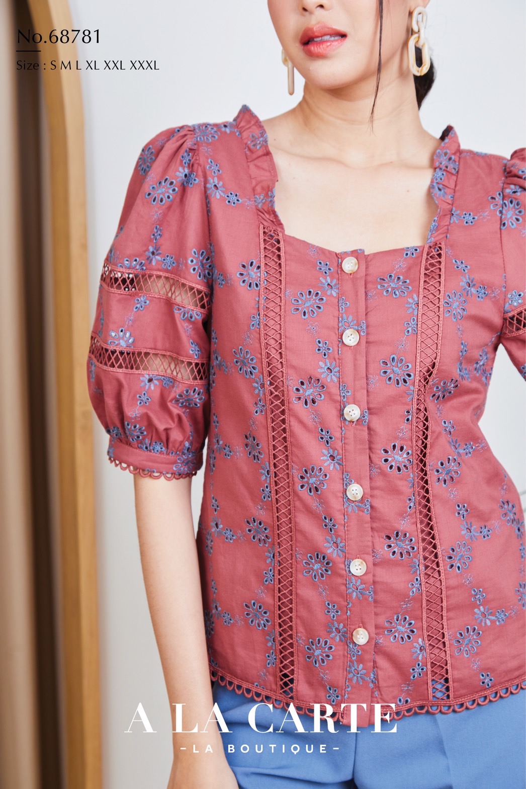 68781 A LA CARTE เสื้อคอตตอนแขนสั้น งานปักสลับสี two-tone คอเหลี่ยมใส่ระบายที่ช่วงไหล่ แขนสั้นเหนือศอกแต่งทริมลูกไม้ กระดุมผ่าหน้า แต่งทริมชายเสื้อ ทรงเข้ารูป สีขาว M,L,2XL สีเหลือง L-XL สีแดง L,2XL