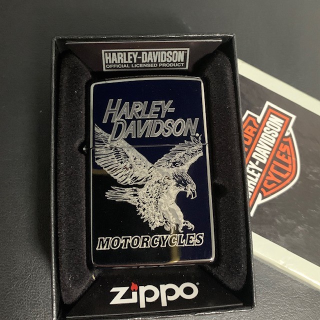 Zippo48601 Harley-Davidson Laser Fancy Fill Design High Polish Black สินค้ามือหนึ่งบรรจุในกล่องสวยงาม ยังไม่มีการเติมน้ำมันใดใด ควรใช้คู่กับน้ำมันซิปโป้แท้เท่านั้น ซึ่งจะทำให้การใช้งานมีประสิทธิภาพ