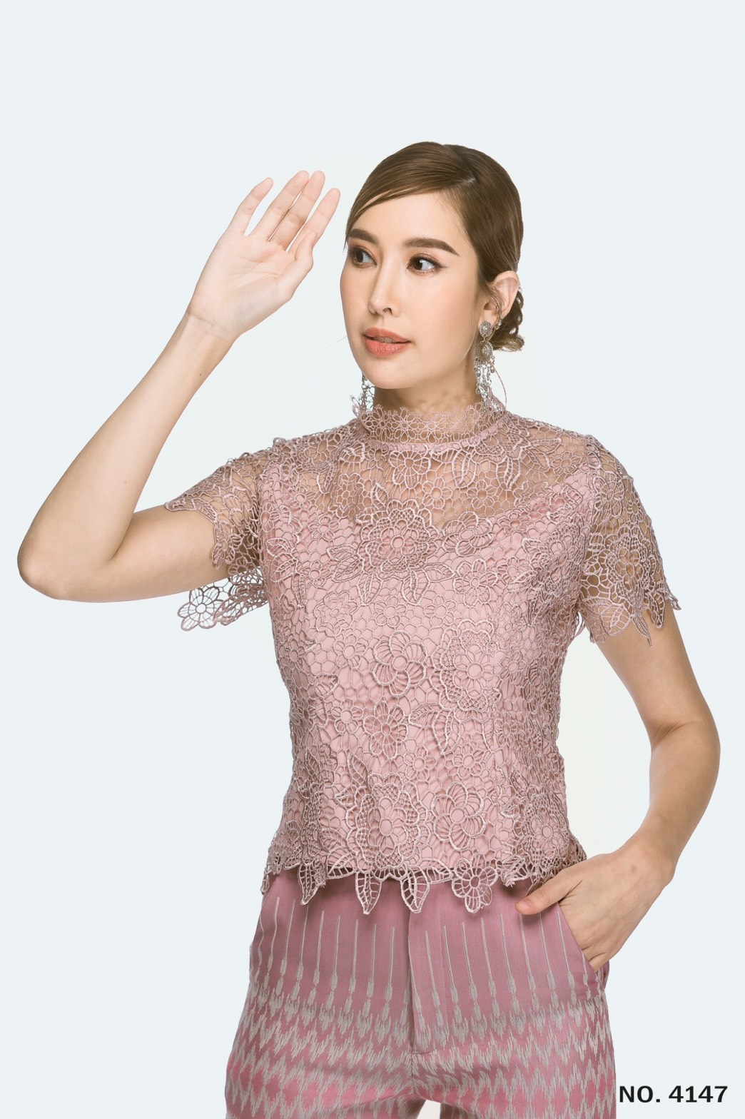 4147 เสื้อลูกไม้ทอลายดอกไม้ เนื้อผ้าโปร่งสวมใส่สบาย ไม่ร้อน ทรงสวย งานปราณีต ดีไซน์หรู มาพร้อมซับในเนื้อดี มีซิปหลัง สีชมพูกะปิ S 34 สีขาว 3XL สีฟ้าอมเขียว S