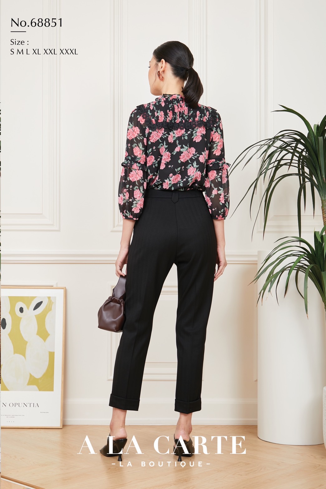 68851 🌸 A La Carte 🌸เสื้อชีฟองพิมพ์ลายดอกกุหลาบ ตีเกล็ดวางสลับแนวนอนแนวตั้ง ตัดต่อใส่เชิงทริมลายดอก แขนตัดต่อและเชื่อมด้วยการตีเกล็ดมีระบาย ทรงพองออกสวย สีดำ S,M,XL-3XL ฟ้า S ชมพู S