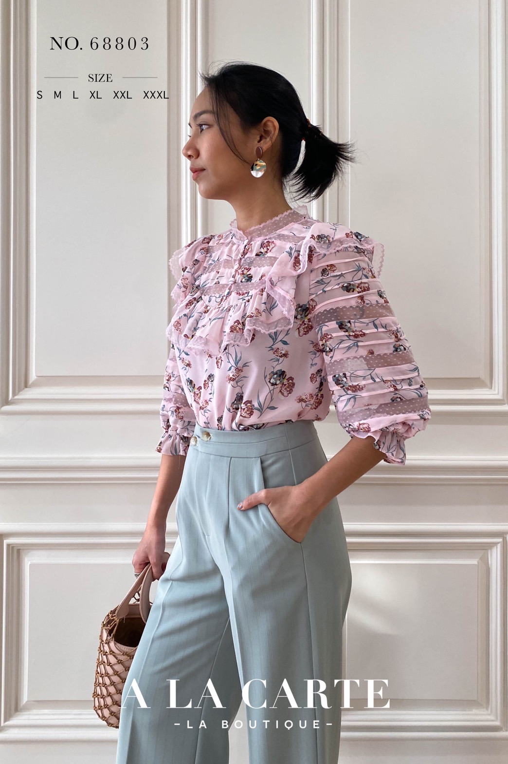 68803🍁A La Carte⚘️ 🍁เสื้อชีฟองพิมพ์ลาย ดีเทลตัดสลับทริมลูกไม้แบบชิ้นต่อชิ้น เรียงกันที่ช่วงอกและแขนเสื้อ คอปลดกระดุมได้ มีระบายโค้งรอบคอ แขนเสื้อ 3 ส่วนสม็อกยางยืดมีระบาย สีชมพู M สีฟ้า S สีดำ M,XL,2-XL