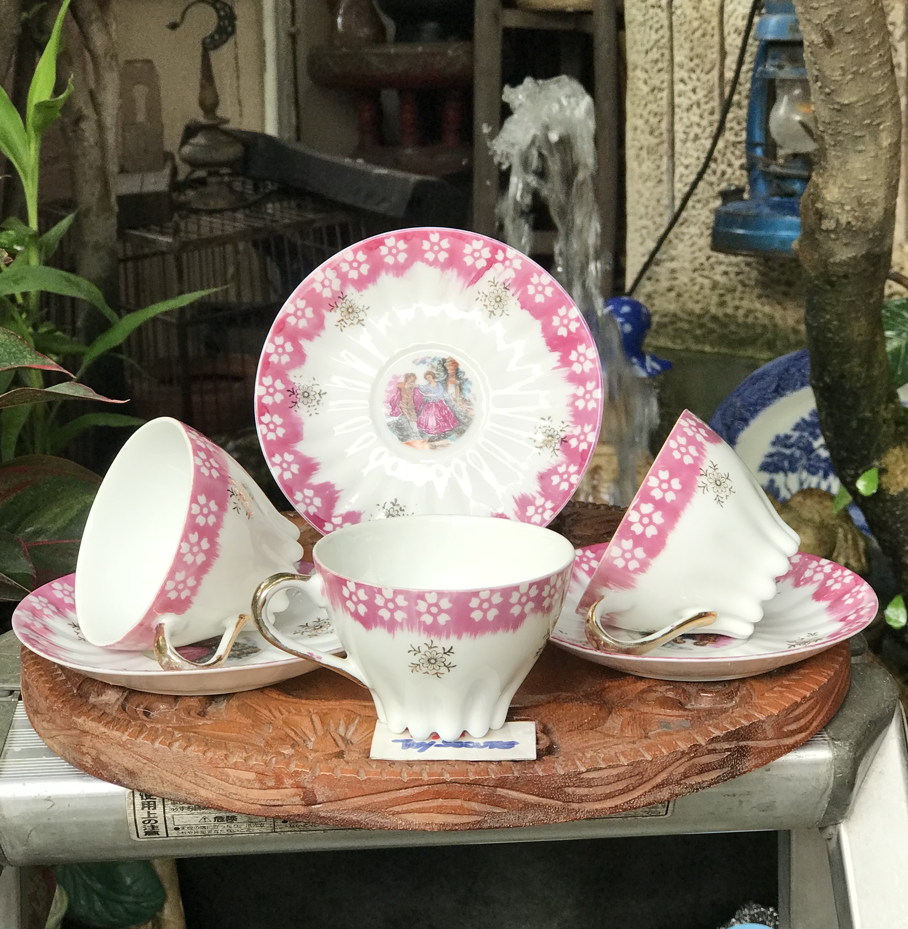 3 ชุดชุดถ้วยกาแฟพร้อมจานรองลายหนุ่มสาว จานรองมีสะกิดขอบนิดๆ 1 ใบ La Reine Limoges with Fragonard Couple Scene