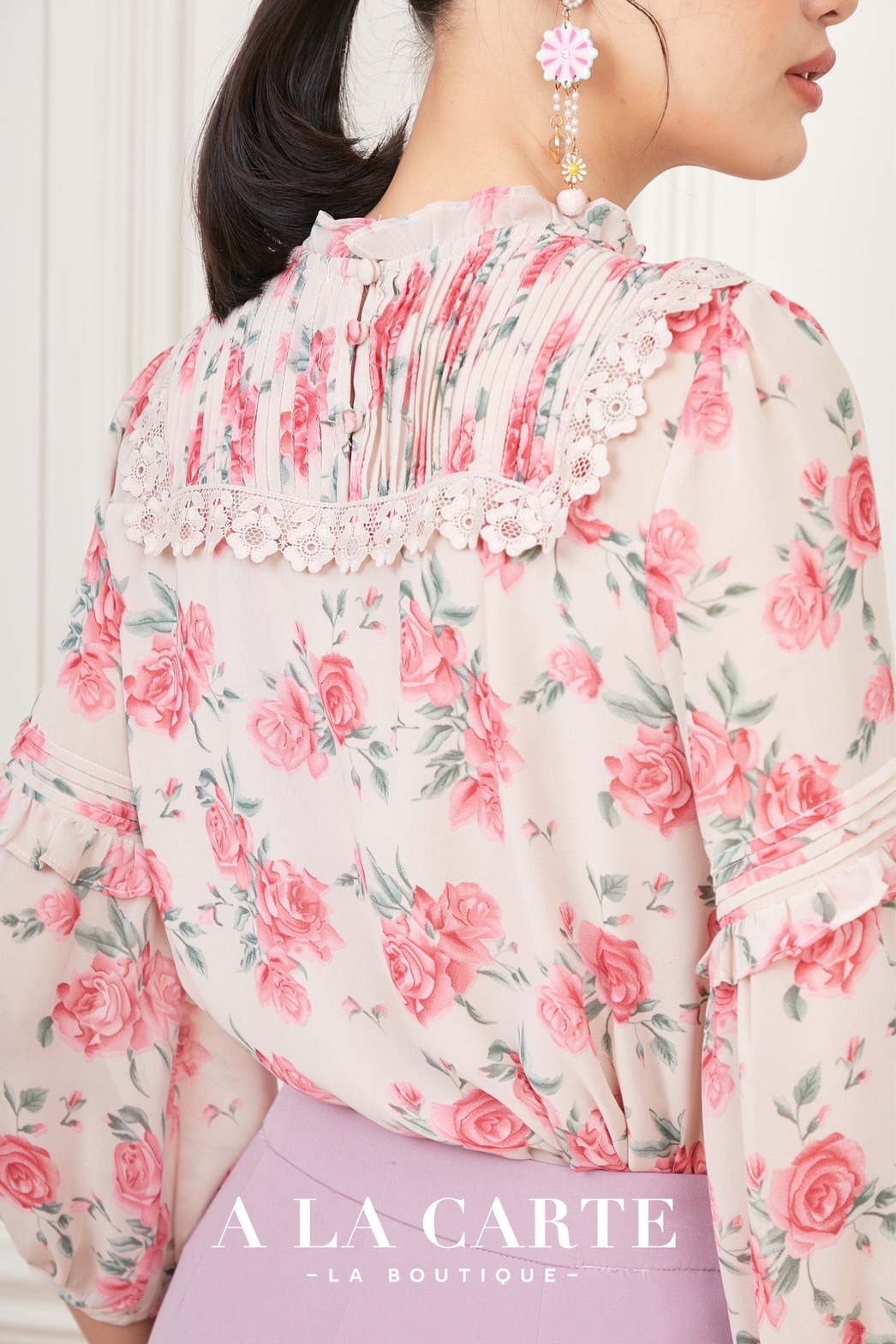 68851 🌸 A La Carte 🌸เสื้อชีฟองพิมพ์ลายดอกกุหลาบ ตีเกล็ดวางสลับแนวนอนแนวตั้ง ตัดต่อใส่เชิงทริมลายดอก แขนตัดต่อและเชื่อมด้วยการตีเกล็ดมีระบาย ทรงพองออกสวย สีดำ S,M,XL-3XL ฟ้า S ชมพู S