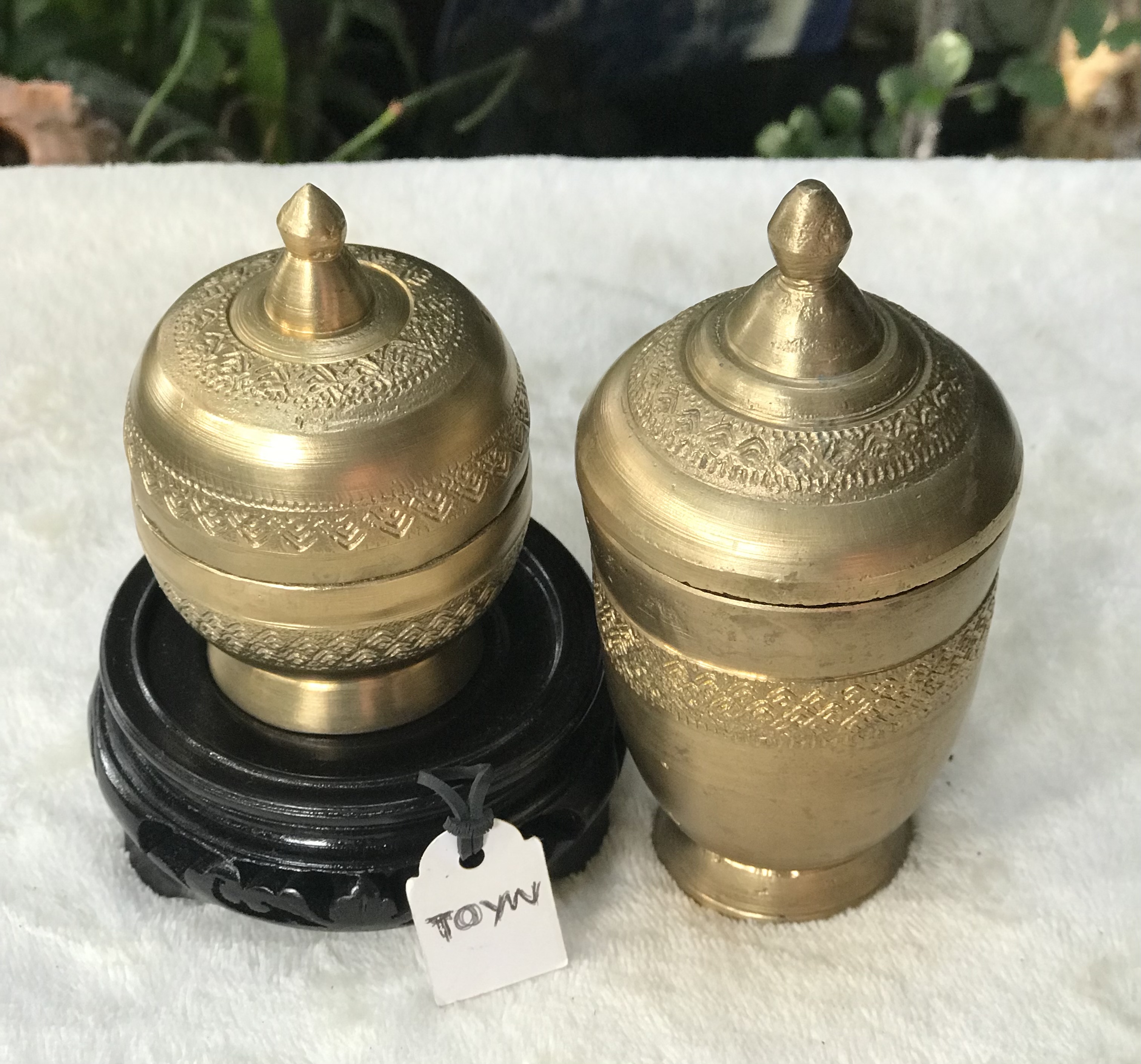 เริ่มต้น 690 บาท Antique Brass cement outlet เต้าปูนทองเหลืองโบราณ ตอกลาย หล่อหนาๆ งานประณีต สวยงามตามแบบไทย เต้าปูนสูง ขนาดลำตัว 2.8 นิ้ว ตัวเต้าสูง(รวมฝา) 4.9 นิ้ว เต้าปูนเตี้ย ขนาดลำตัว 2.7 นิ้ว ตัวเต้าสูง(รวมฝา) 3.5 นิ้ว