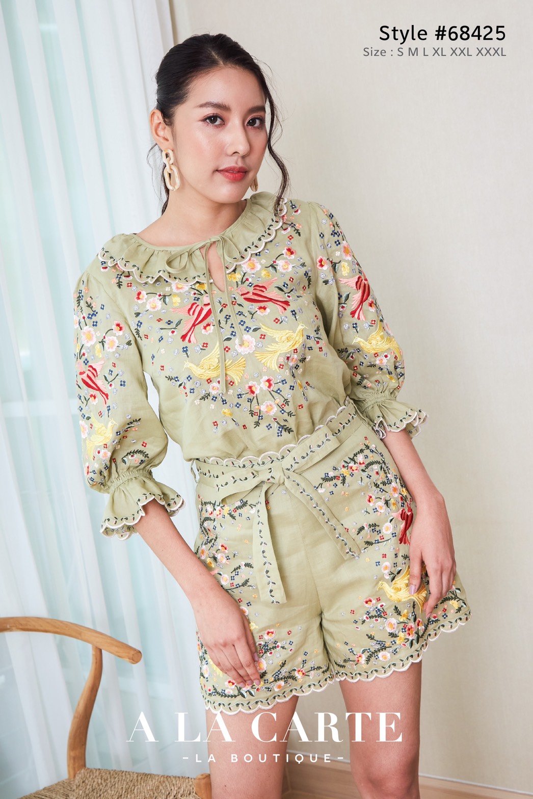 A La Carte ชุดเซทลินินงานปัก ขาสั้น เนื้อผ้าใส่สบาย ซับผ้าคอตตอน งานปักสวย เสื้อแขน 3 ส่วน คอเจาะผูกโบว์ปักเลาะเชิงทุกจุด กางเกงเอวสูงปลายขาแฟร์ ซิปข้าง ขอบเอวปักเลาะเชิงมีโบ สีดำ S