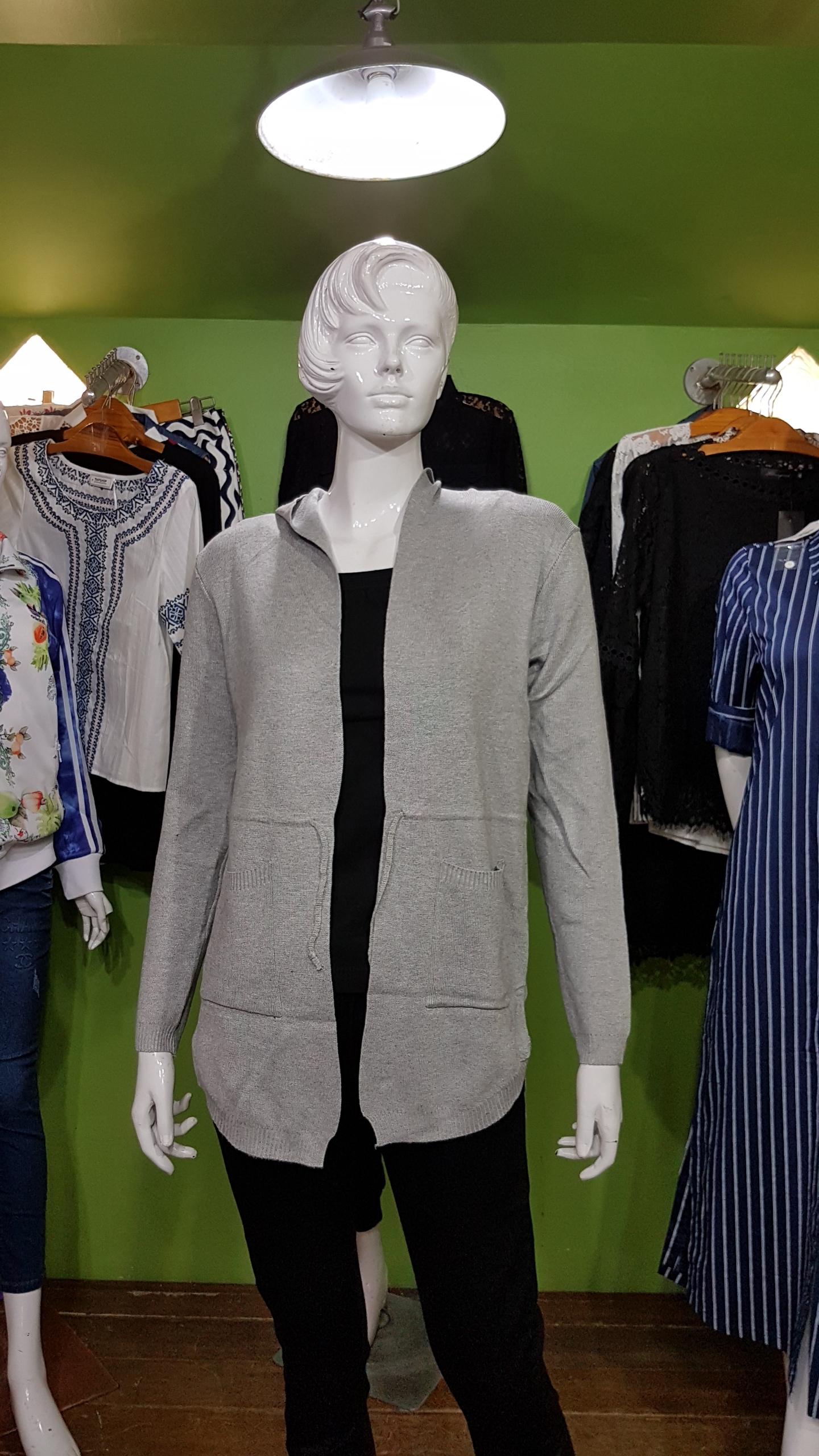เสื้อคลุมไหมพรมแขนยาวมีฮูท มีเชือกรูดช่วงเอว มีกระเป๋าข้าง ผ้าเนื้อนิ่มไม่หนา ขนาดฟรีไซด์ อก 34-42 นิ้ว ค่ะ สินค้าพร้อมส่ง สีเทาอ่อน สีเทาเข้ม ดำ ค่ะ