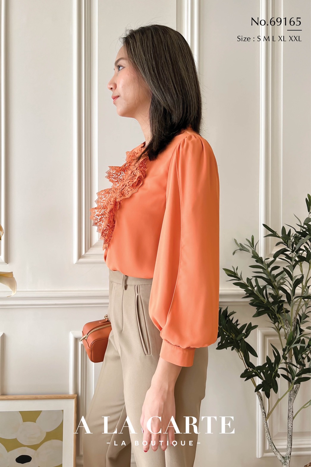 69165 เสื้อ A La Carte ผ้าชีฟองสีพื้นแขน 3 ส่วน ผ้าเนื้อทรายมีน้ำหนักทิ้งตัวสวย แต่งลูกไม้เนื้อทอช่วงอก ติดกระดุมหลอกช่วงอก คอแต่งทริมลูกไม้ แขนป้ายทับทรงพองสวยหรู💐สี ฟ้า S,2XL
