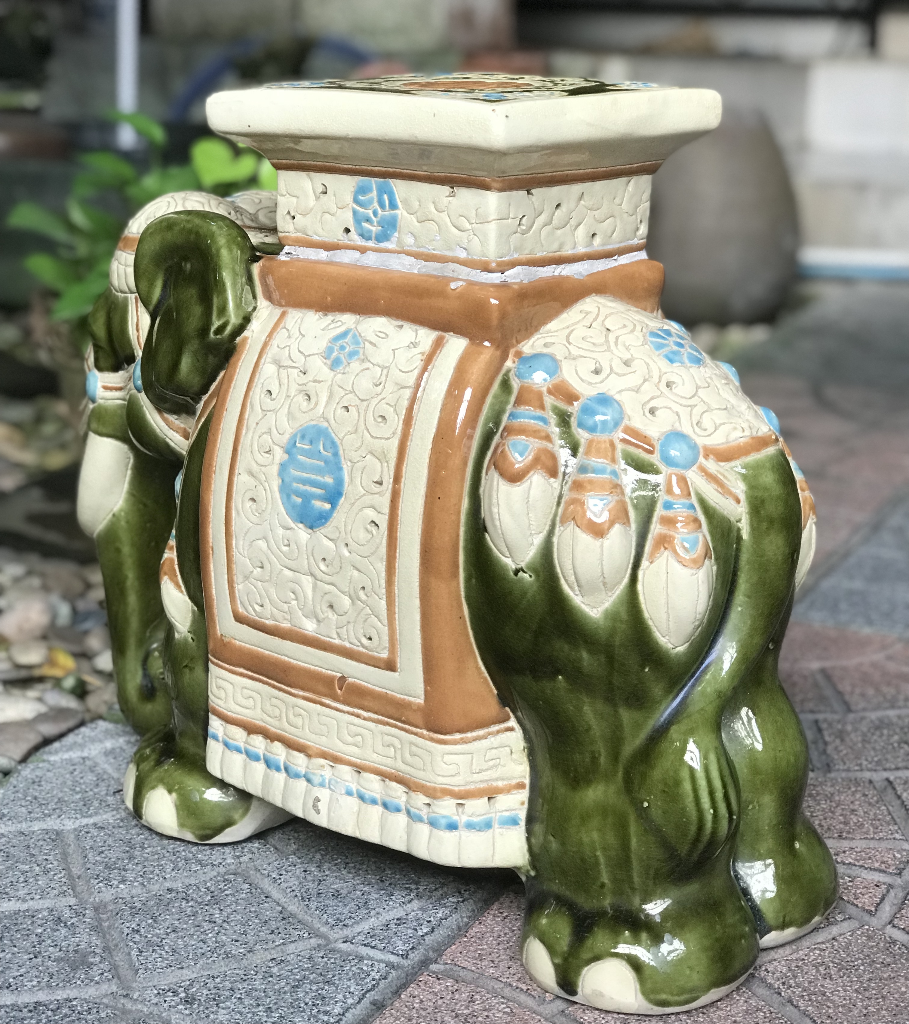 1 เชือก เก่ากว่า 40 ปี กี๋ช้าง กี๋วางกระถาง แจกัน รูปปั้นช้างทรงเครื่อง LARGE CERAMIC ELEPHANT PLANT STAND SIDE TABLE, 1980S