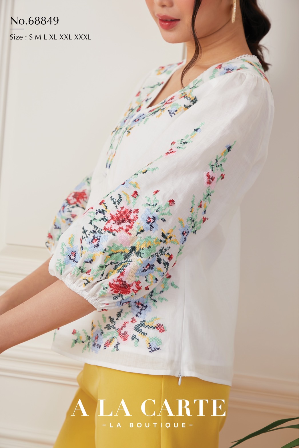 68849 💐A La Carte💐เสื้อลินินแขน 3 ส่วน เนื้อผ้าบางใส่สบาย ซับในผ้าคอตตอน งานปักลายครอสติส ตัดต่อช่วงบ่าด้านหน้า ทรงเสื้อตัดต่อคัทวี ดูเพรียว🦋 สีดำ 2XL