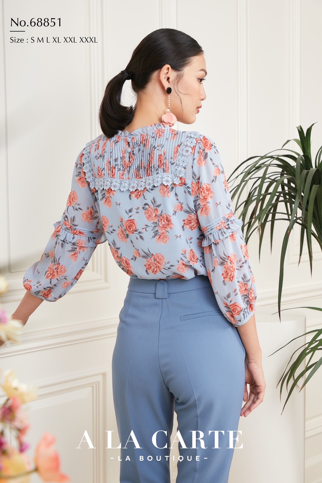 68851 🌸 A La Carte 🌸เสื้อชีฟองพิมพ์ลายดอกกุหลาบ ตีเกล็ดวางสลับแนวนอนแนวตั้ง ตัดต่อใส่เชิงทริมลายดอก แขนตัดต่อและเชื่อมด้วยการตีเกล็ดมีระบาย ทรงพองออกสวย สีดำ S,M,XL-3XL ฟ้า S ชมพู S