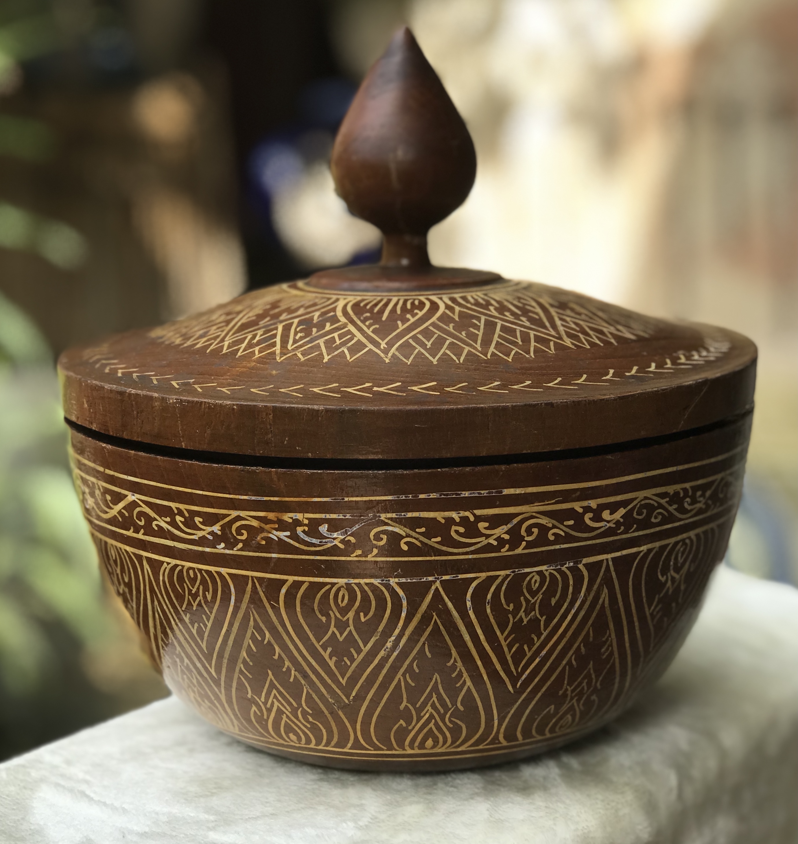 โถ/ขัน ฝาปิดพร้อมพานไม้สัก เขียนมือลายไทย งานเก่าสวยสมบูรณ์ Vintage teak wooden handicrafted Bowl