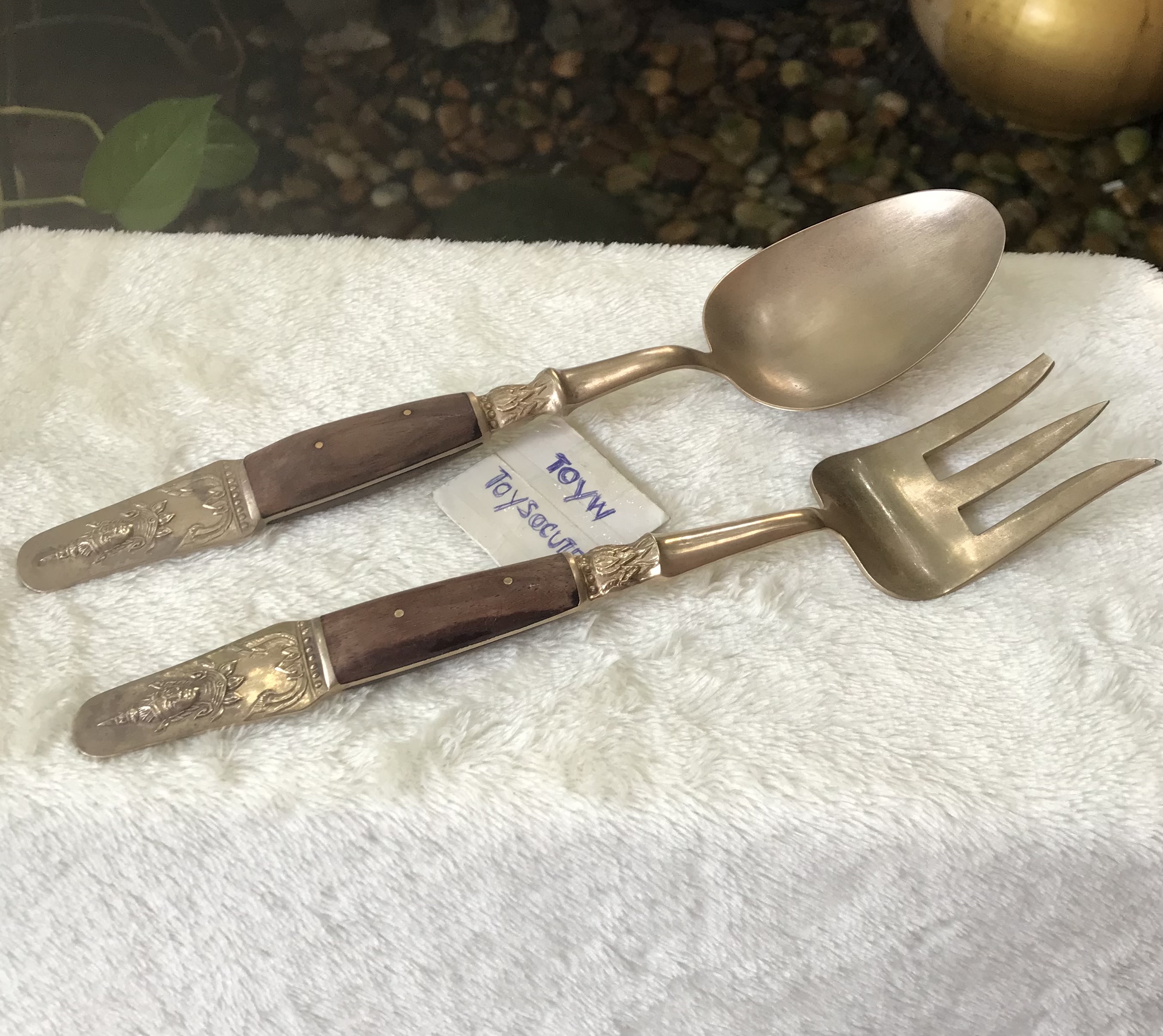 ตำหนิปลายส้อม ช้อนส้อมสลัดทองเหลืองด้ามไม้ ลายเทพพนม Vintage brass salad fork and spoon/Serving Set Fork And Spoon