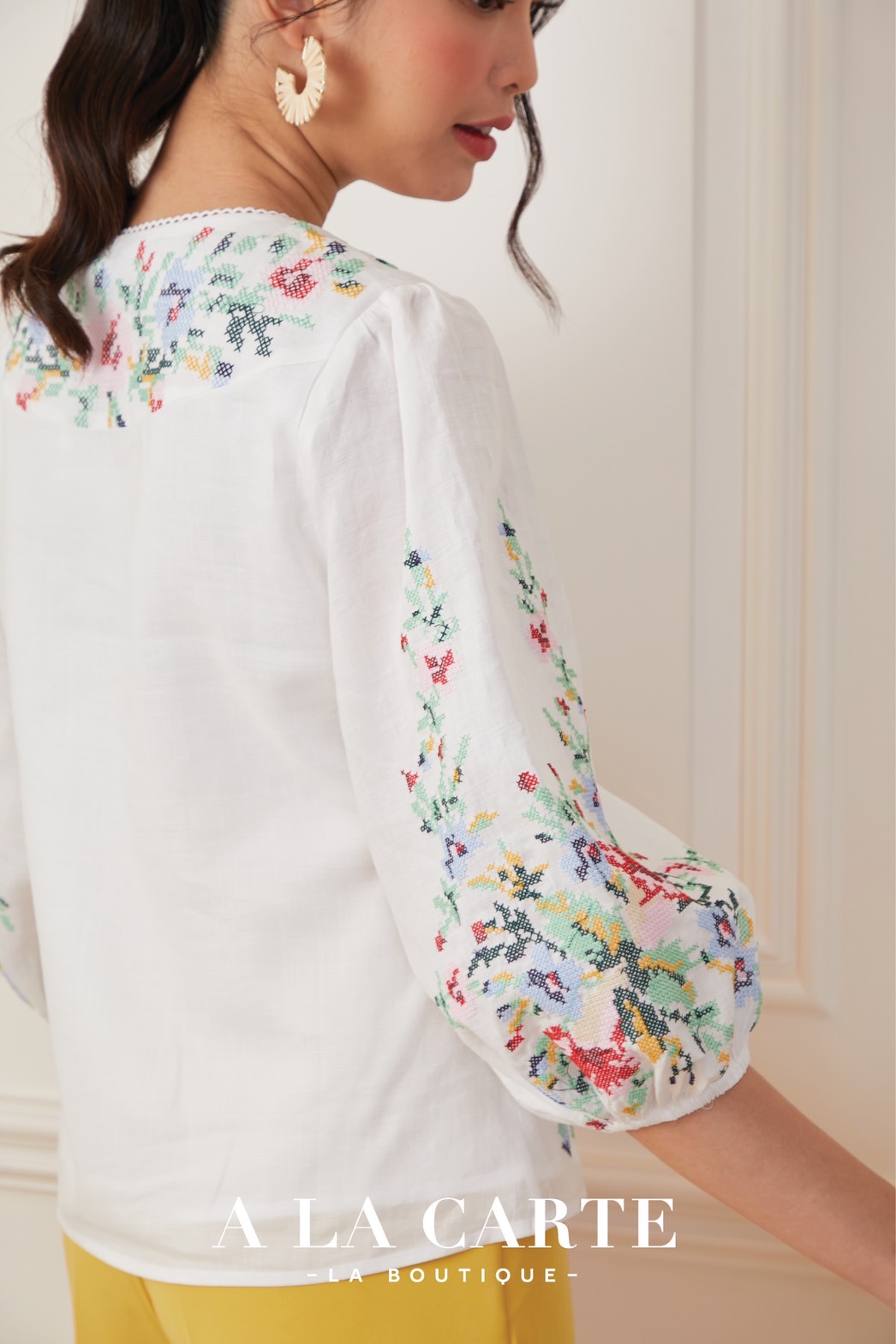 68849 💐A La Carte💐เสื้อลินินแขน 3 ส่วน เนื้อผ้าบางใส่สบาย ซับในผ้าคอตตอน งานปักลายครอสติส ตัดต่อช่วงบ่าด้านหน้า ทรงเสื้อตัดต่อคัทวี ดูเพรียว🦋 สีดำ 2XL