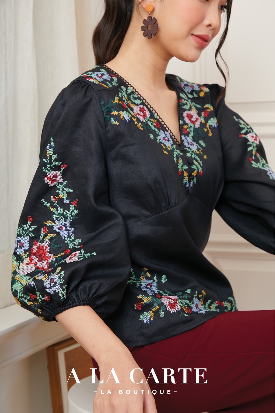 68849 💐A La Carte💐เสื้อลินินแขน 3 ส่วน เนื้อผ้าบางใส่สบาย ซับในผ้าคอตตอน งานปักลายครอสติส ตัดต่อช่วงบ่าด้านหน้า ทรงเสื้อตัดต่อคัทวี ดูเพรียว🦋 สีดำ 2XL