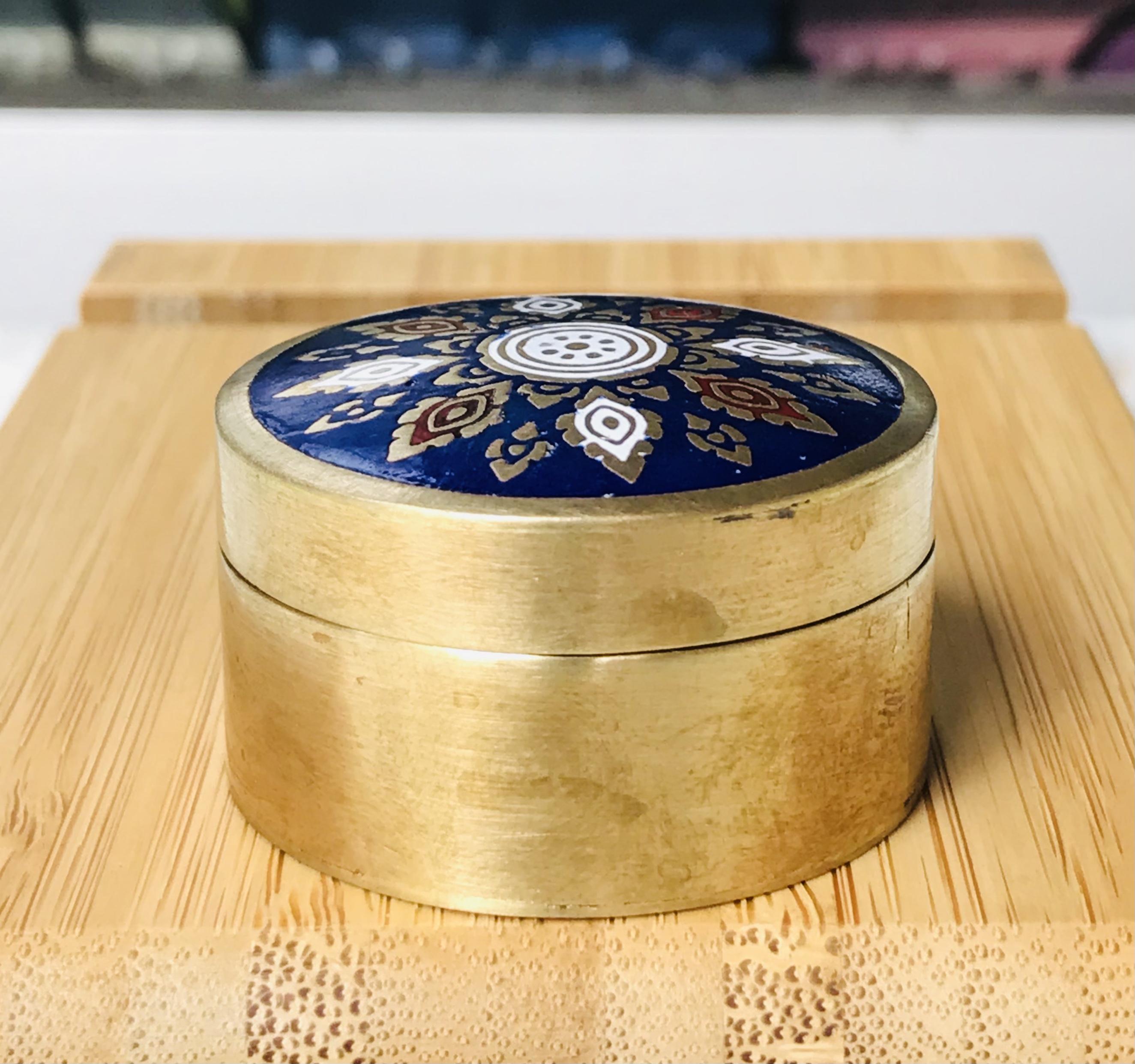 เก่ากว่า 30 ปี ตลับทองเหลืองลงยา ตลับขี้ผึ้งทองเหลืองลงยา ใส่ของมงคล มวลสาร Antique Enameled brass case