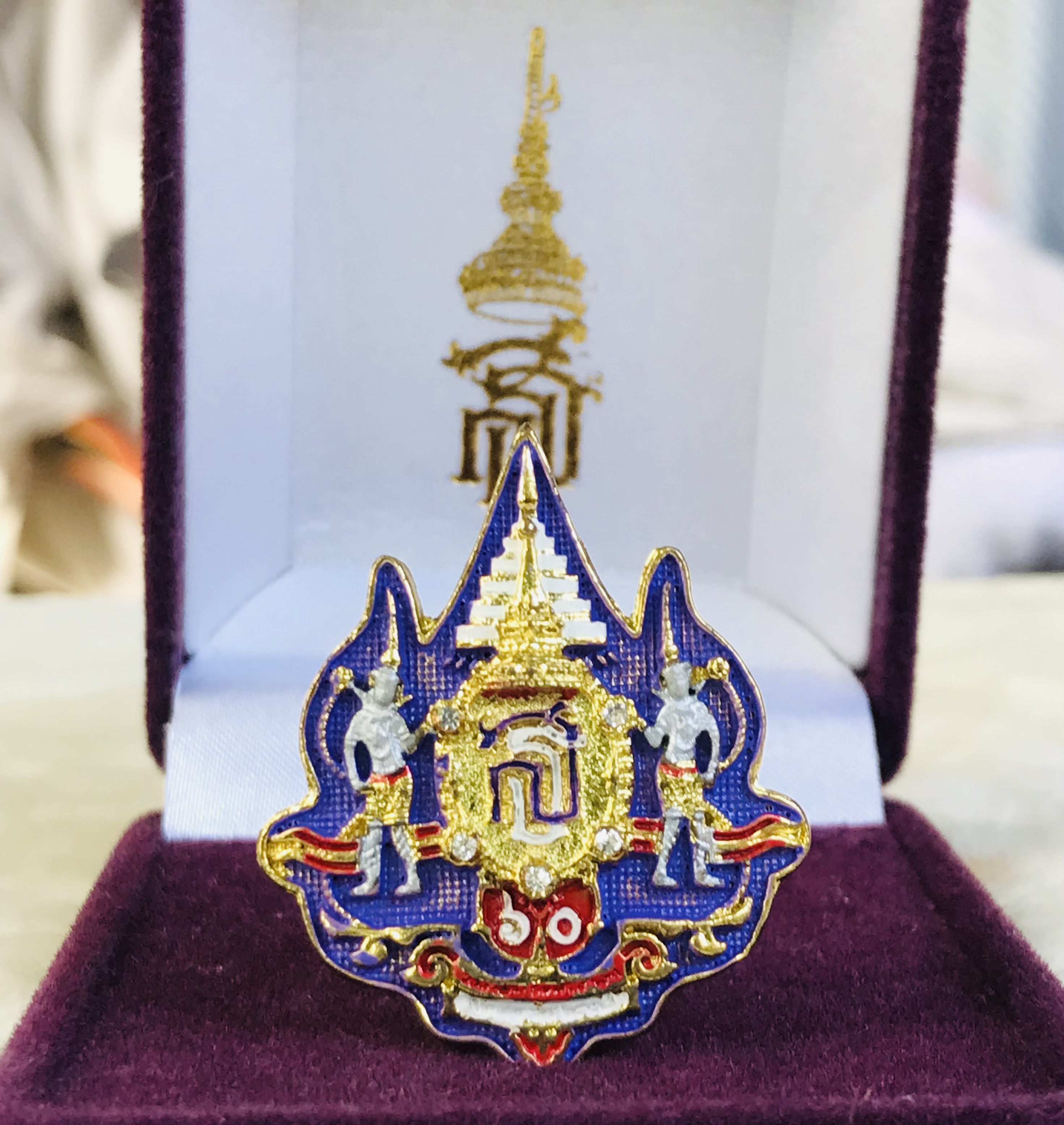 เก่าเก็บ เข็มกลัดที่ระลึก 60 พรรษา สมเด็จพระเทพฯ 2 เมษายน 2558 ขนาดกว้าง 3.5 ซม สูง 4 ซม