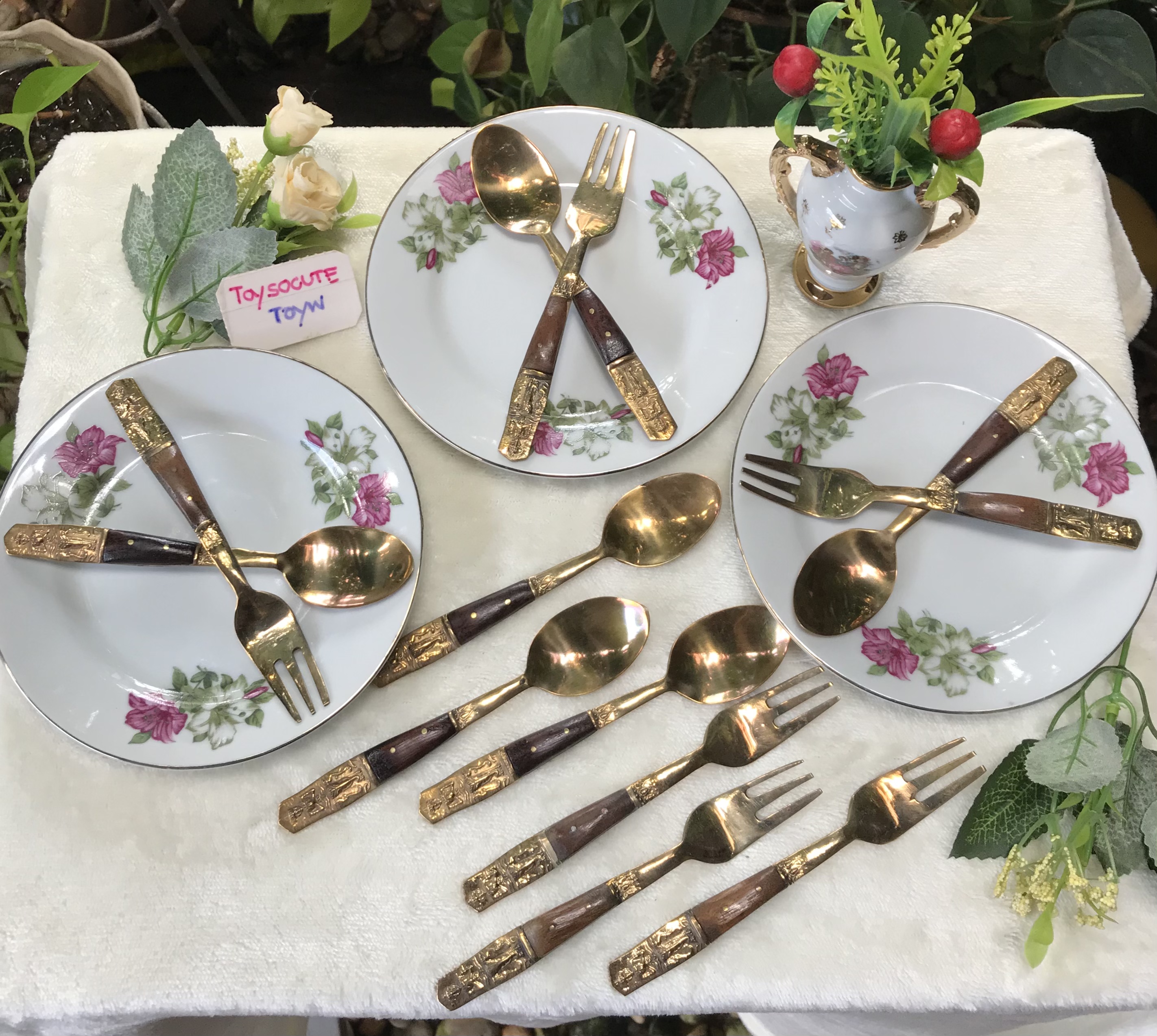 คู่ละ 259 บาท งานเก่าเก็บไม่ผ่านใช้ dessert spoon and fork ช้อนและส้อมขนมหวานด้ามไม้ลายเทพพนมทรงช้างสามเศียร งานทองเหลืองเก่าเนื้อหนา ขนาดยาว 14 ซม