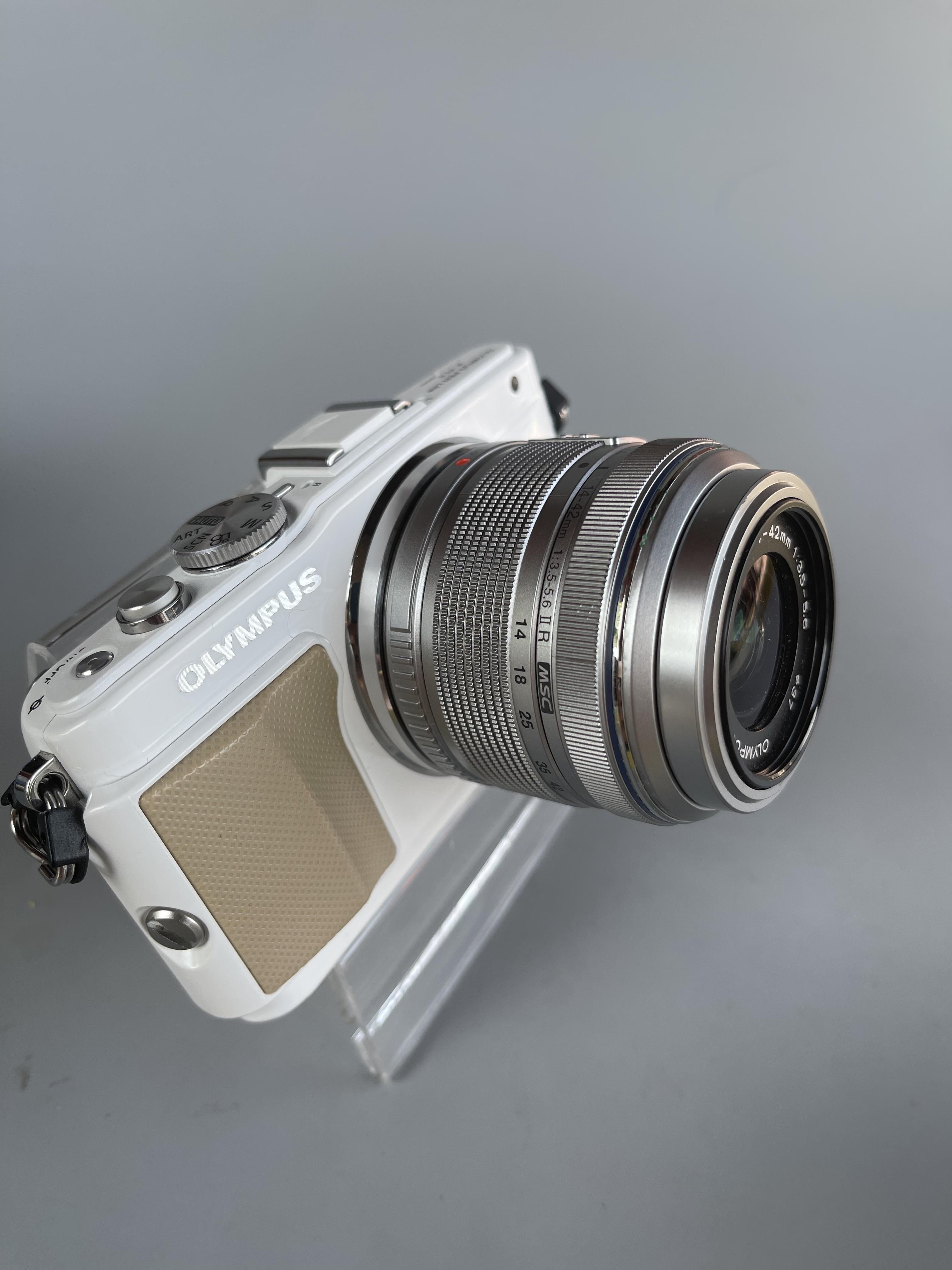 ขายกล้อง Olympus EPL5 ซื้อศูนย์ไทย สภาพเหมือนใหม่ แฟลชแท้ เลนส์คิด olympus 14-42mm , olympus 40-150mm แถมเลนส์olympus15mm f8 cap lens , ถ่นแท้ 2 ก้อน ราคาsetนี้สุดคุ้ม