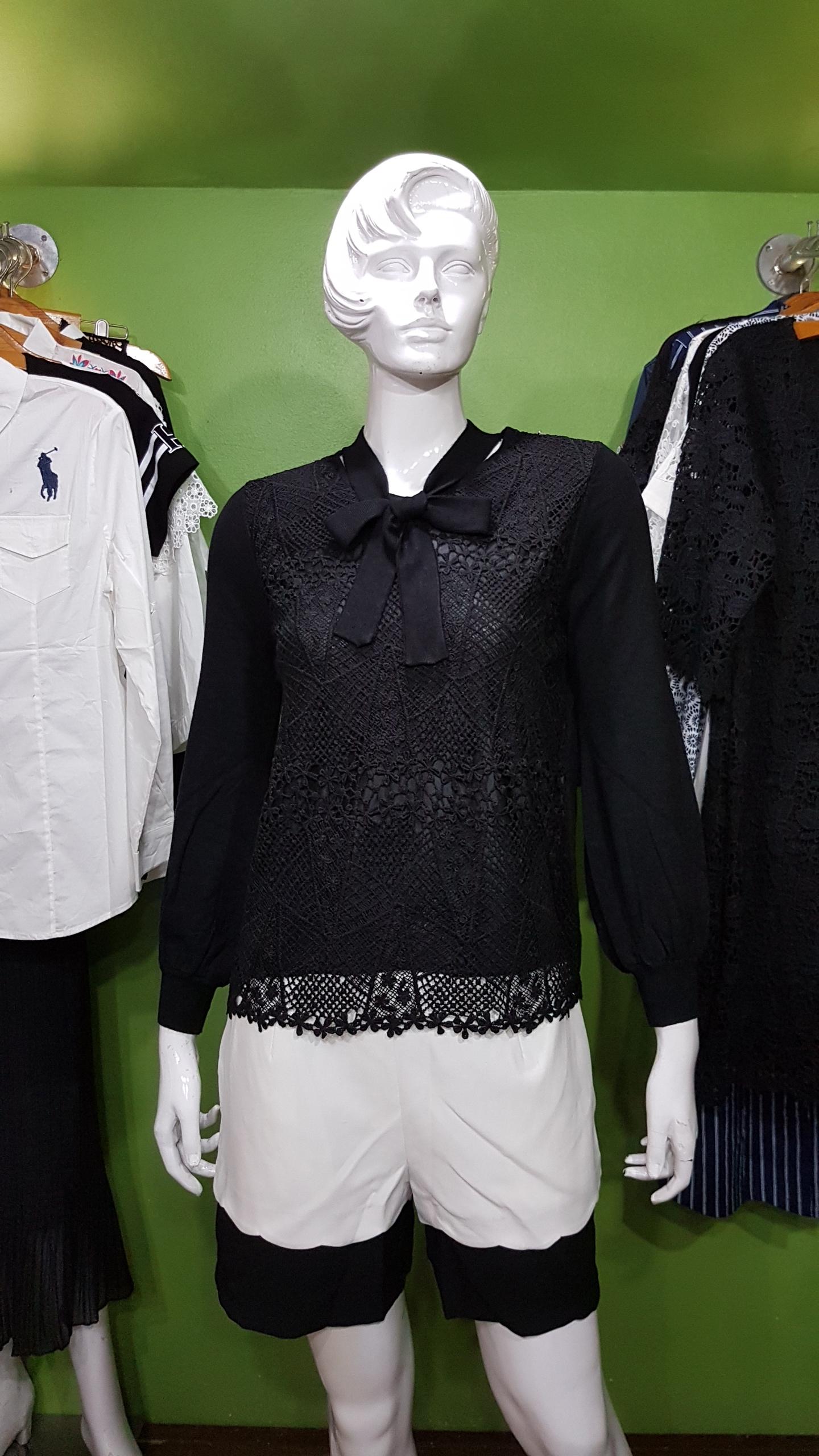 เสื้อไหมพรมแขนยาว ด้านหน้าเป็นผ้าลูกไม้ มีซับใน แขนและด้านหลังเป็นไหมพรมเนื้อนิ่มค่ะ ขนาด ฟรีไซด์ อก 34-40" สีดำค่ะ