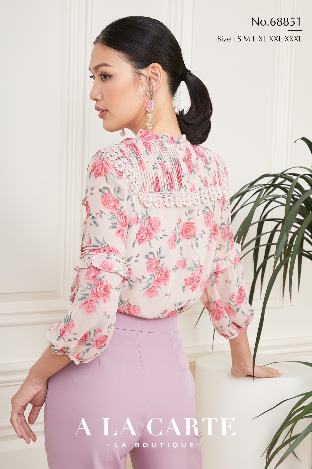 68851 🌸 A La Carte 🌸เสื้อชีฟองพิมพ์ลายดอกกุหลาบ ตีเกล็ดวางสลับแนวนอนแนวตั้ง ตัดต่อใส่เชิงทริมลายดอก แขนตัดต่อและเชื่อมด้วยการตีเกล็ดมีระบาย ทรงพองออกสวย สีดำ S,M,XL-3XL ฟ้า S ชมพู S