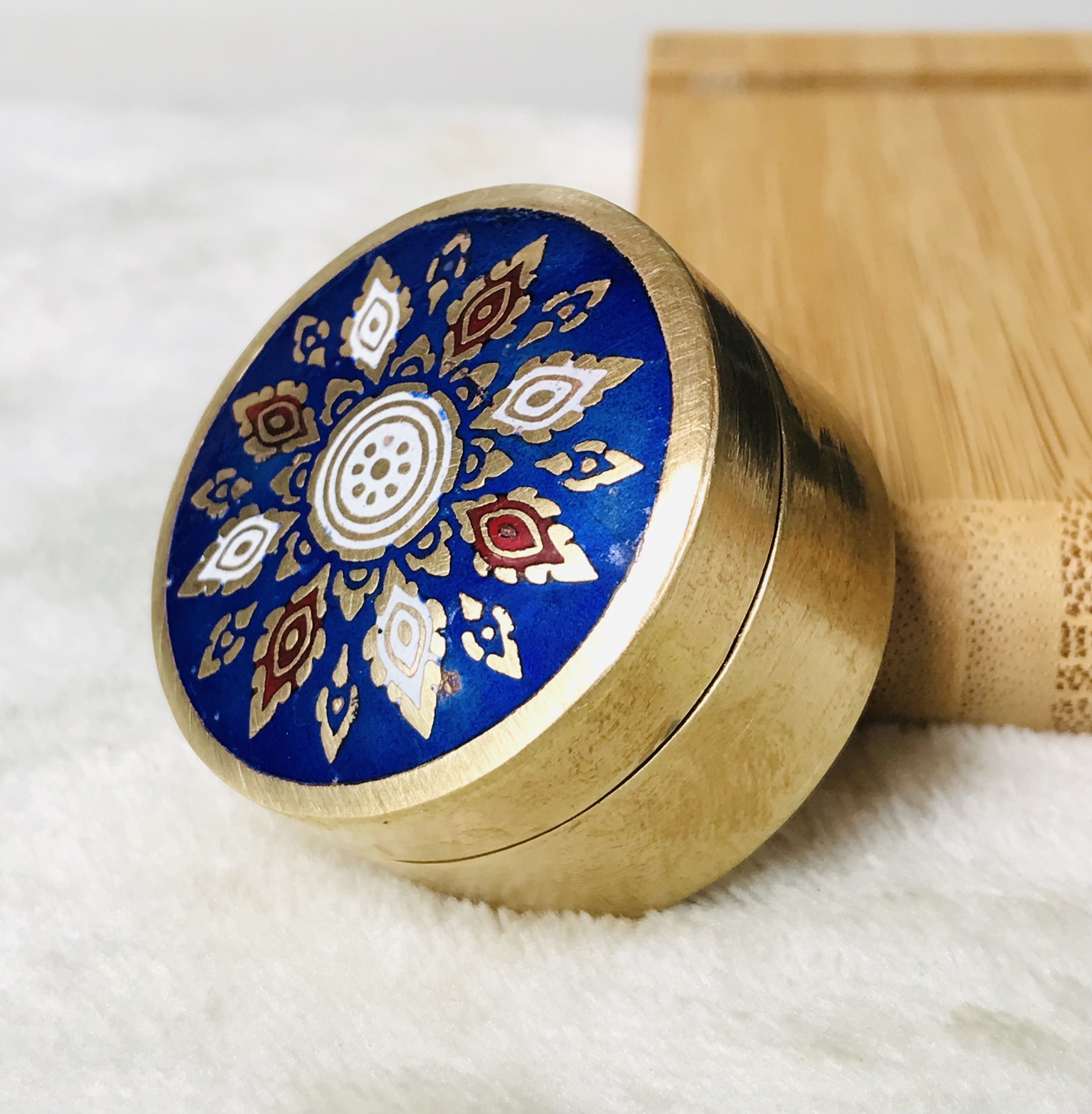 เก่ากว่า 30 ปี ตลับทองเหลืองลงยา ตลับขี้ผึ้งทองเหลืองลงยา ใส่ของมงคล มวลสาร Antique Enameled brass case