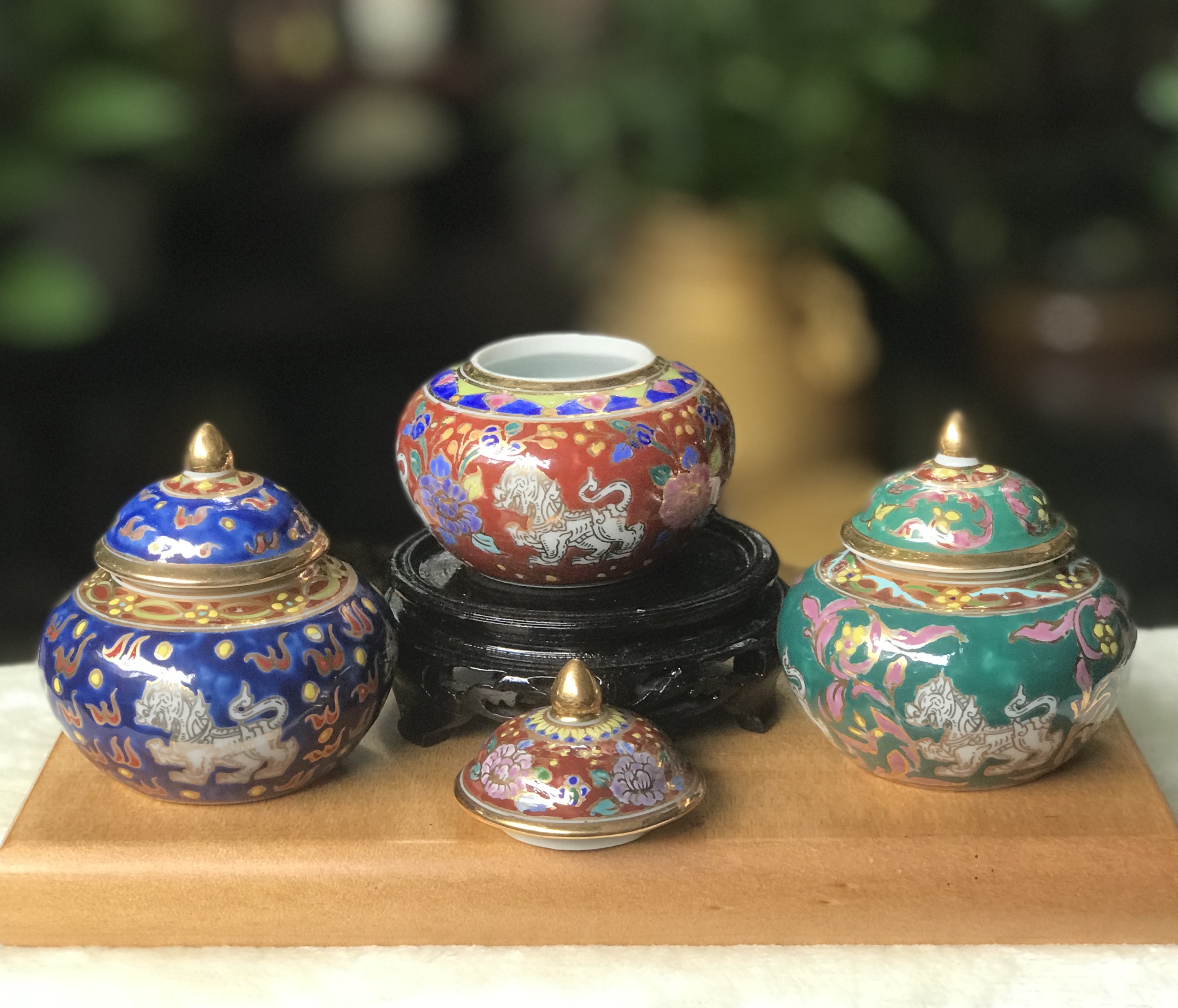 ￼ราคาเริ่มต้น 550 บาท อายุกว่า 30 ปี โถปริกเบญจรงค์เขียนลวดลายและสิงห์ลายน้ำทอง สิงห์ Singha - บริษัท บุญรอด วาระครบ 60 ปี เมื่อปี 2536