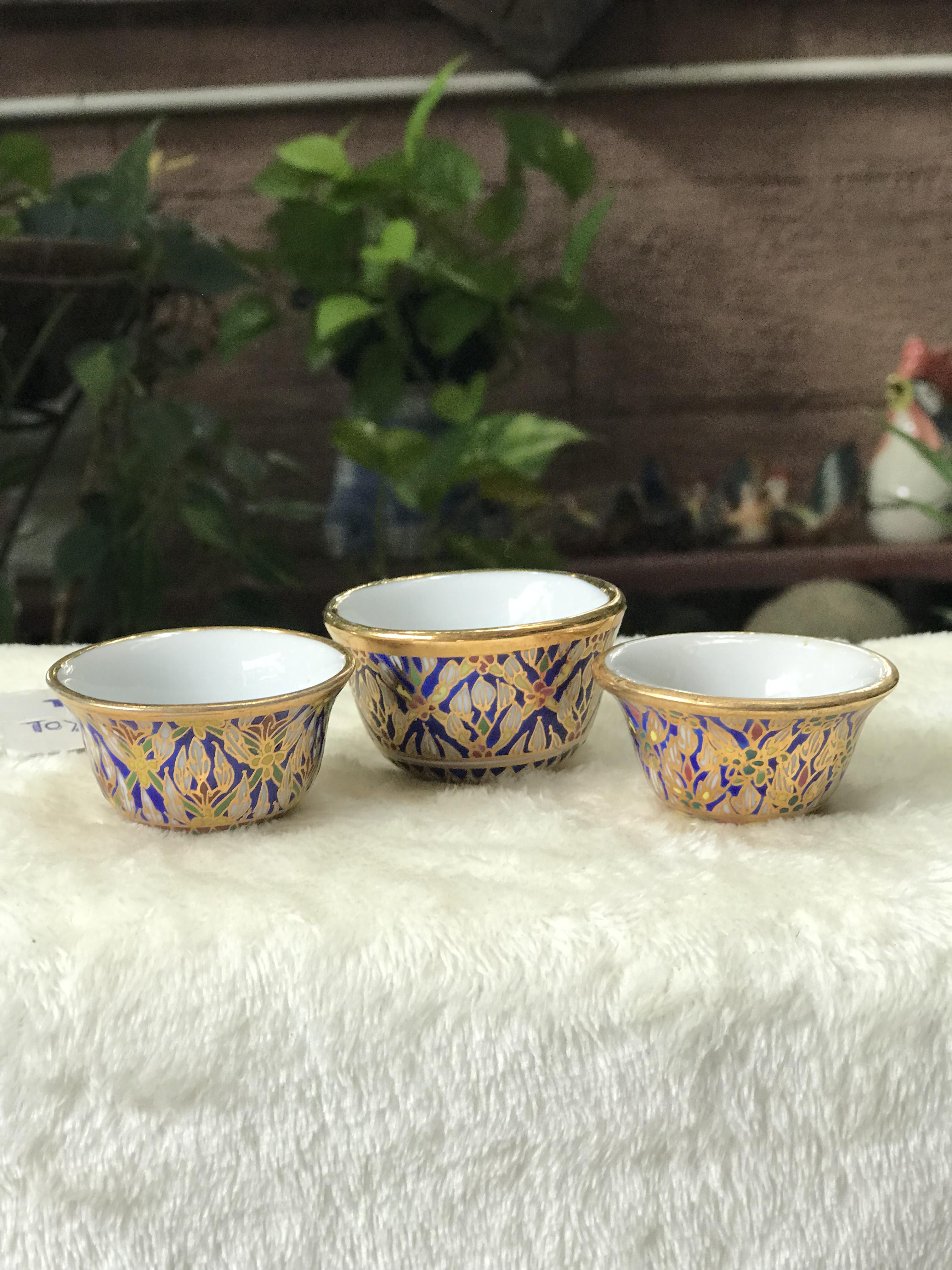 ชุด 3 ชิ้นคละลายคละขนาด เก่าเก็บ Hand Painted Benjarong จอกน้ำชาเบญจรงค์ ลายไทยน้ำทอง