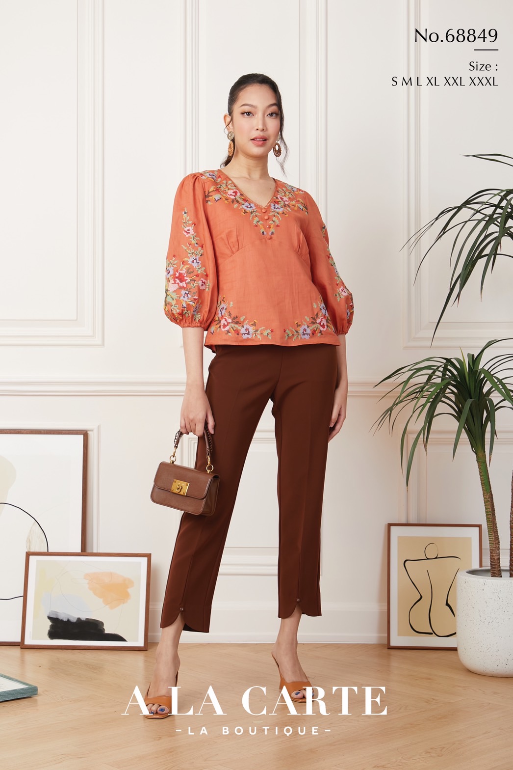 68849 💐A La Carte💐เสื้อลินินแขน 3 ส่วน เนื้อผ้าบางใส่สบาย ซับในผ้าคอตตอน งานปักลายครอสติส ตัดต่อช่วงบ่าด้านหน้า ทรงเสื้อตัดต่อคัทวี ดูเพรียว🦋 สีดำ 2XL