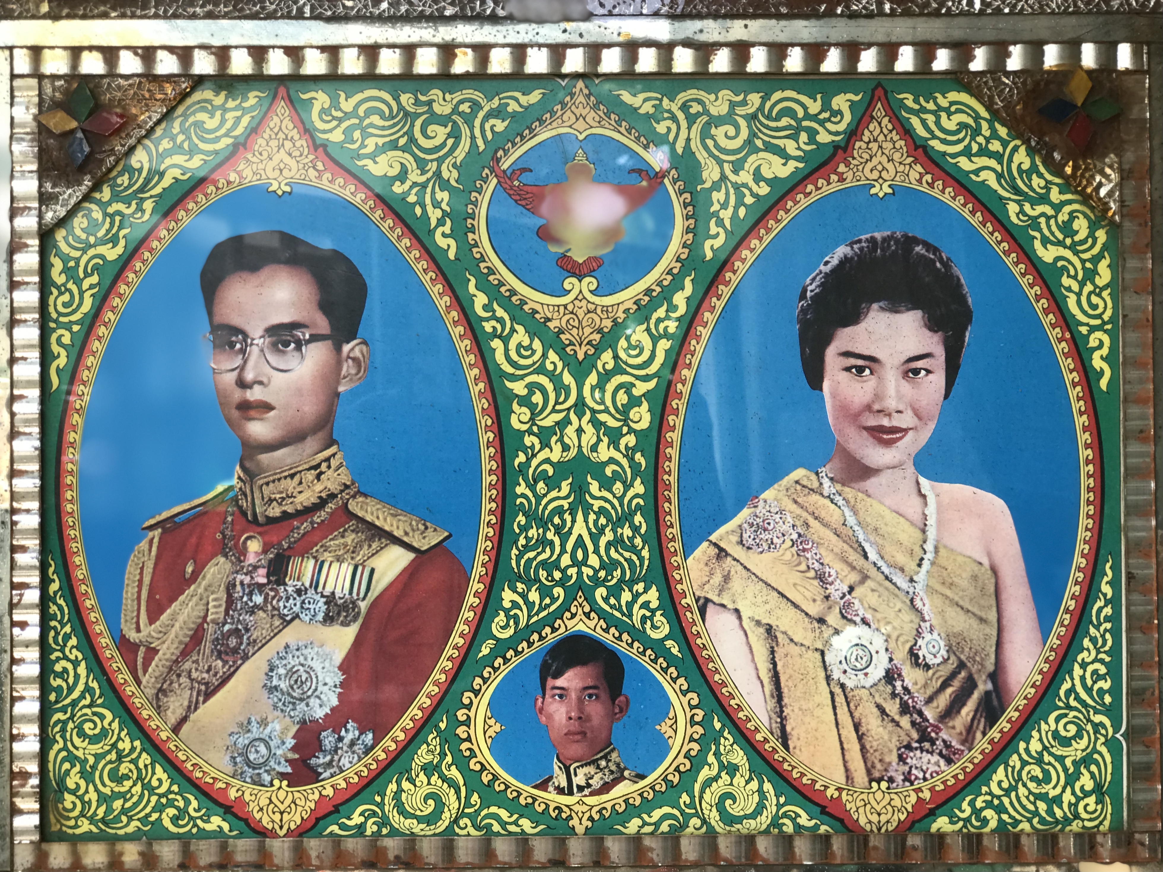 กรอบละ 1,890 บาท กรอบรูปในหลวงรัชกาลที่ 9 สมเด็จพระราชินี และสมเด็จพระบรมโอรสาธิราช-พระบรมวงศานุวงศ์ ในกรอบไม้แป้งประดับกระจก ภาพเก่าควรค่าแก่การเคารพบูชา และเก็บสะสม