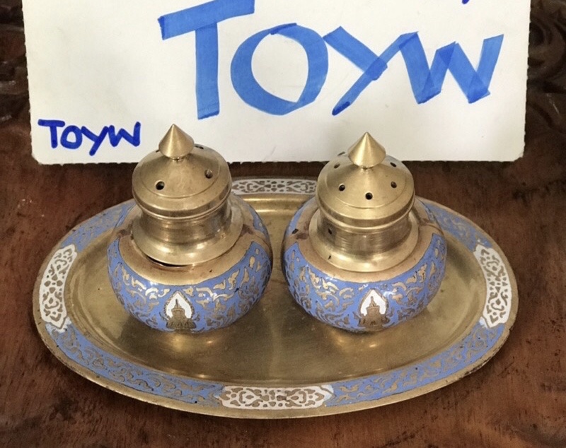 เริ่มต้น 690 บาท ของเก่า ชุดเครื่องปรุงทองเหลืองลงยา ขวดเกลือ ขวดพริกไทย ที่ใส่ไม้จิ้มฟัน พร้อมถาดรอง ลายเทพพนม ลายนางฟ้า