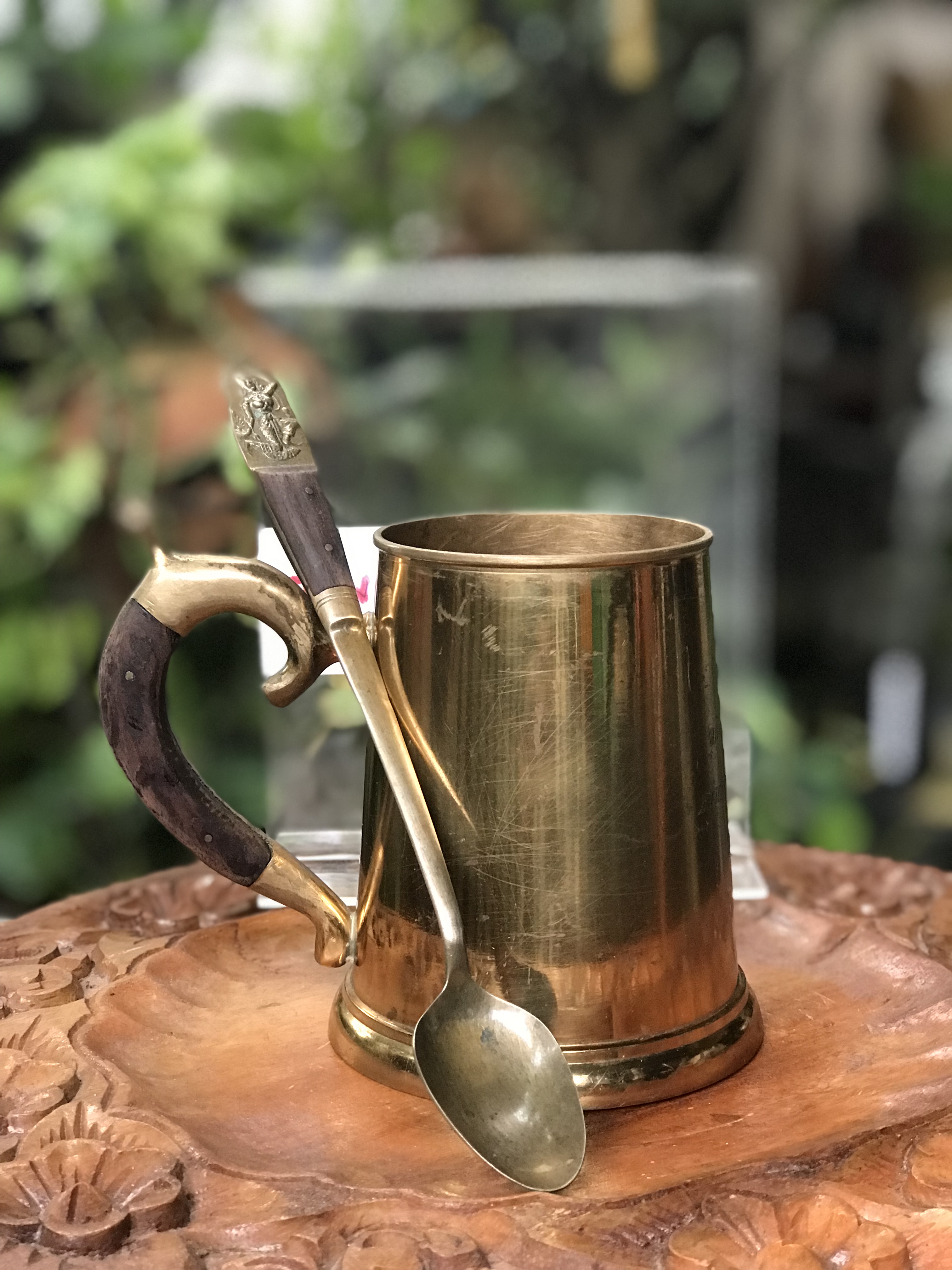 งานทองเหลืองเก่าหนาๆ แก้วน้ำ แก้วมัค แก้วกาแฟ มีหูจับ ด้ามไม้ พร้อมช้อนยาวลายนางฟ้า ด้ามไม้ ที่ระลึกธนาคารกรุงเทพ