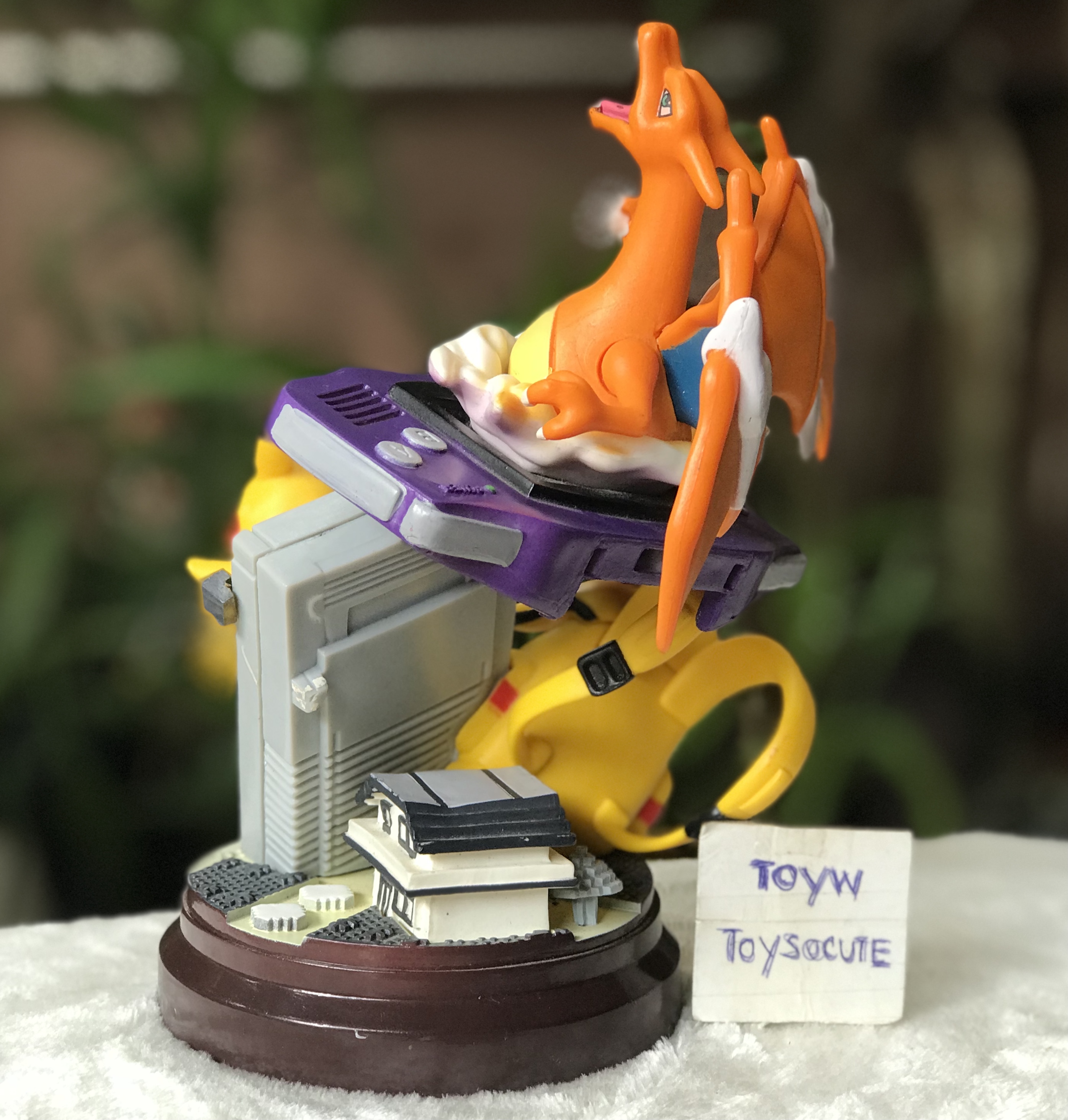 มีตำหนิตามภาพ ฟิกเกอร์ Pokemon โปเกมอน Pikachu พิกะจู Pokemon Pikachu Charizard Figure Statue Model Desktop Decoration