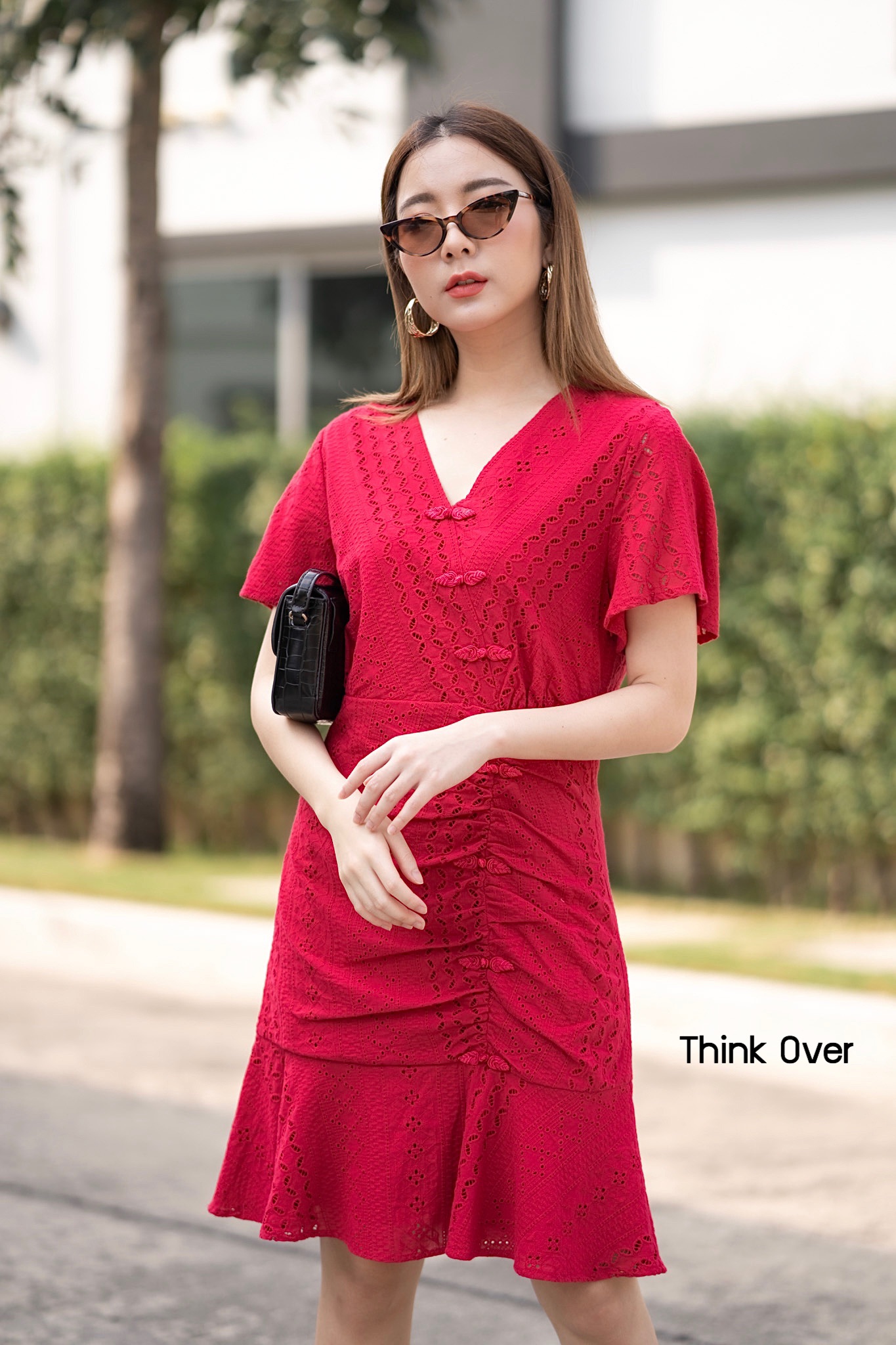 เดรสผ้าคอตตอนลูกไม้ฉลุ THINK OVER คอวี แขนสั้นระบาย ซับในผ้าคอตตอนอย่างดี แพทเทิร์นเข้ารูปช่วงเอวเล็กน้อย ชายกระโปรงระบาย มีซิปข้าง ค่ะ สีแดง M-XL สีเขียว S, L,XL ค่ะ