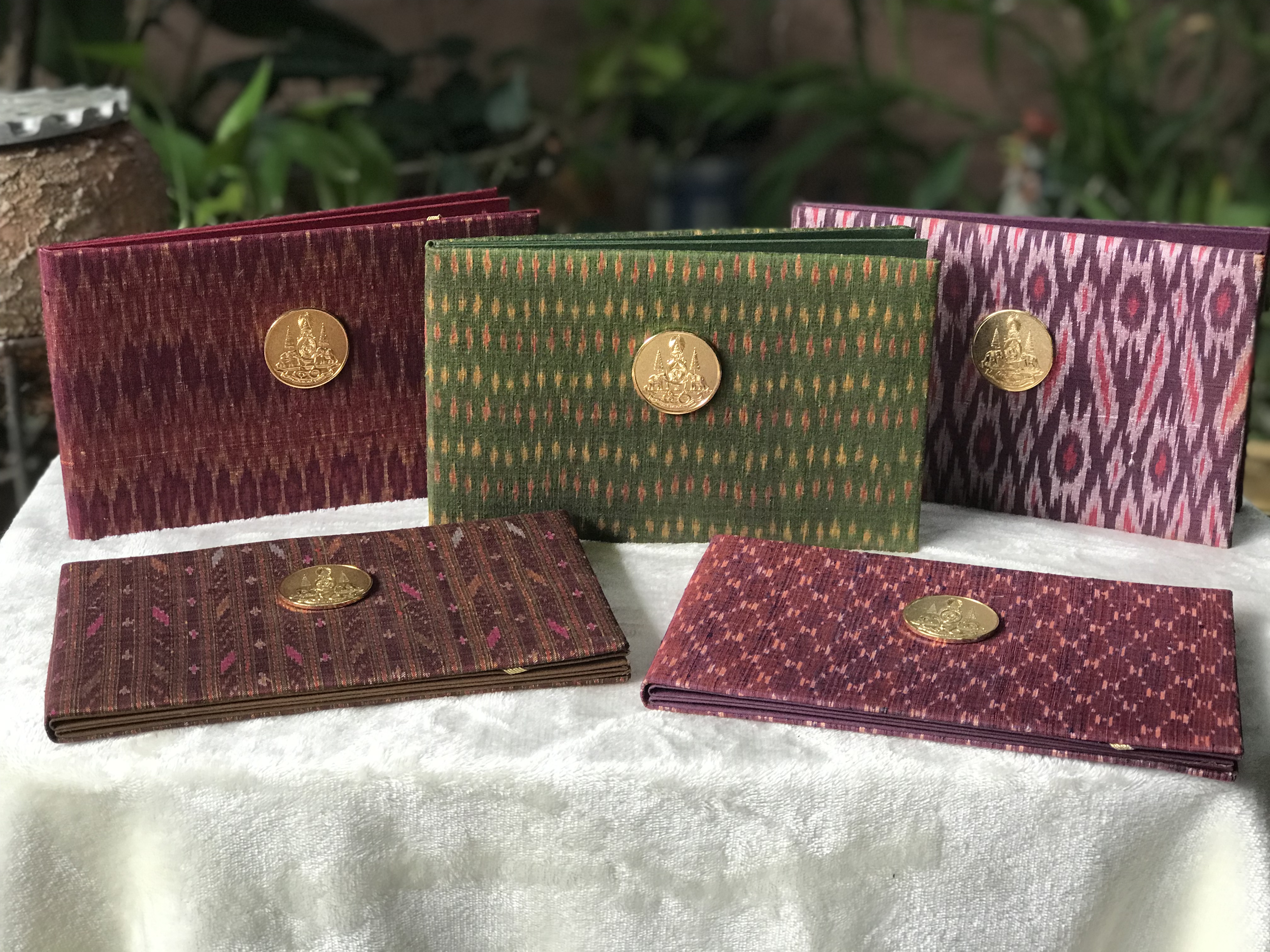 ราคาต่อชิ้น เก็บเก่า Silk Folder ปกผ้าไหมทอลายใส่ธนบัตร ปีกาญจนาภิเษกในหลวง รัชกาลที 9