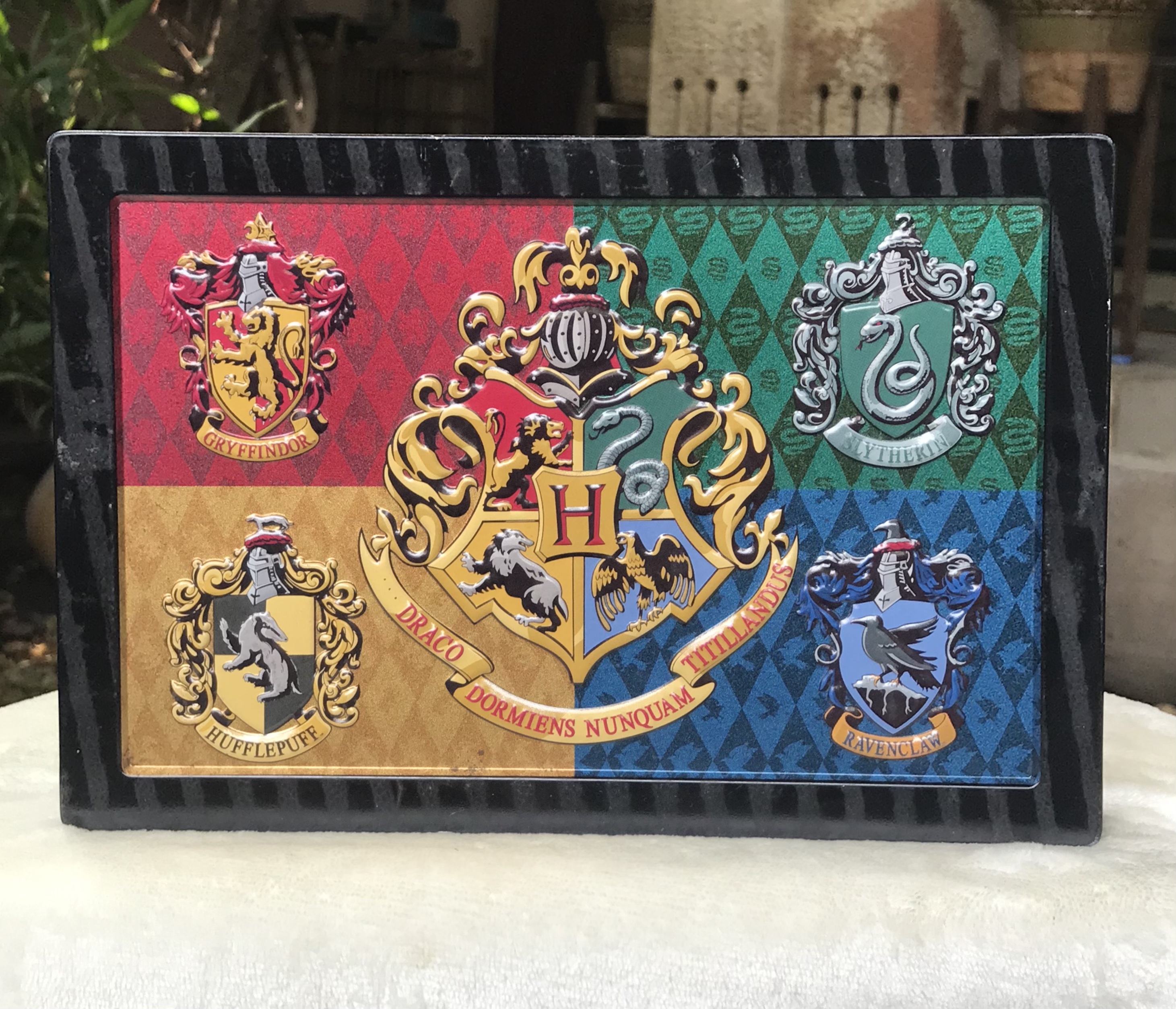 กล่องโลหะแฮรี่พอตเตอร์ ฝาลายปั๊มนูน กล่องขนม Universal Studios Japan USJ Harry Potter Can Chocolate Rare Hogwarts