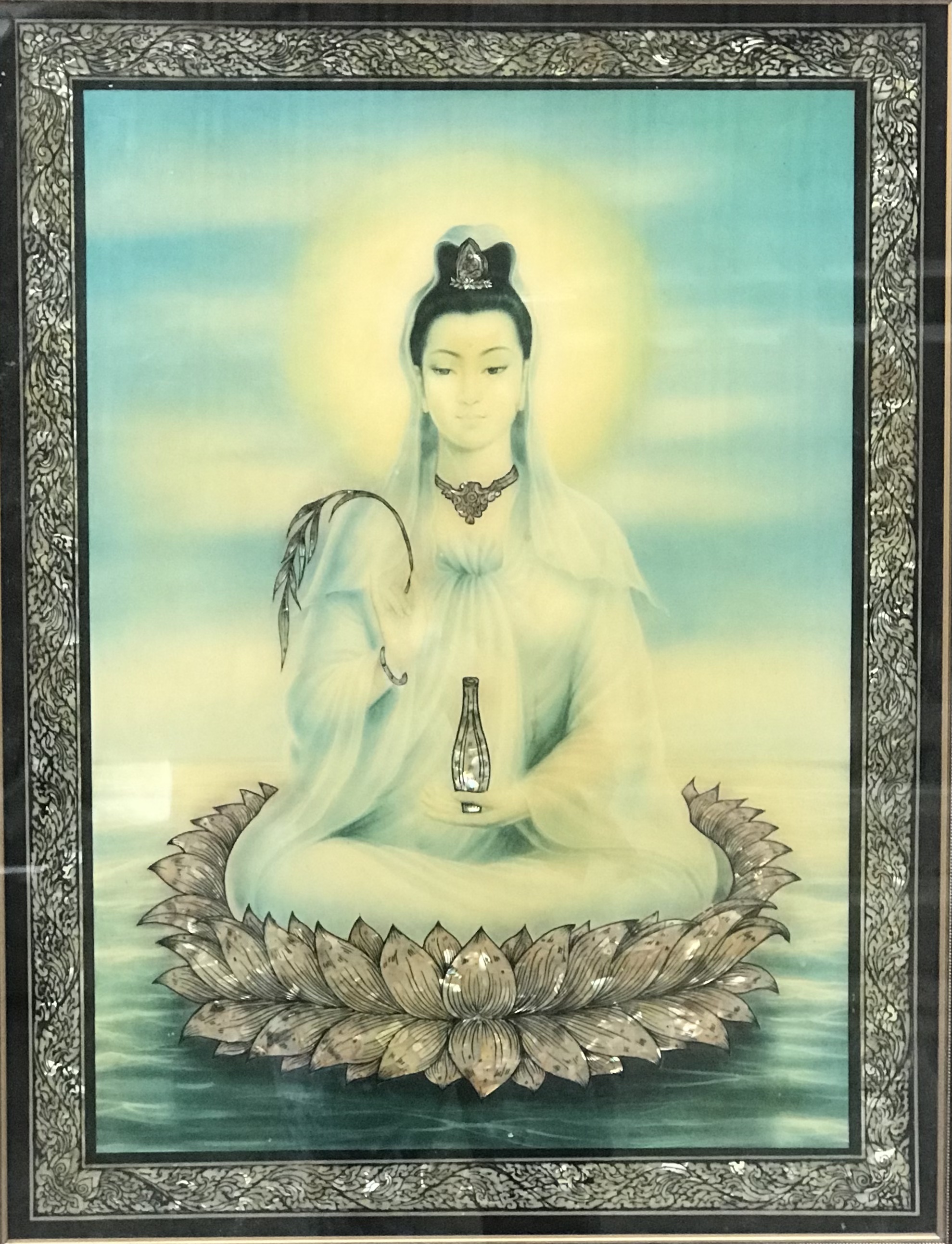 กรอบรูปพระโพธิสัตว์อวโลกิเตศวร พระแม่กวนอิมฝังมุก เจ้าแม่กวนอิมปางนั่งประทับบนฐานดอกบัว มือถือแจกัน (ปางประทานพร)