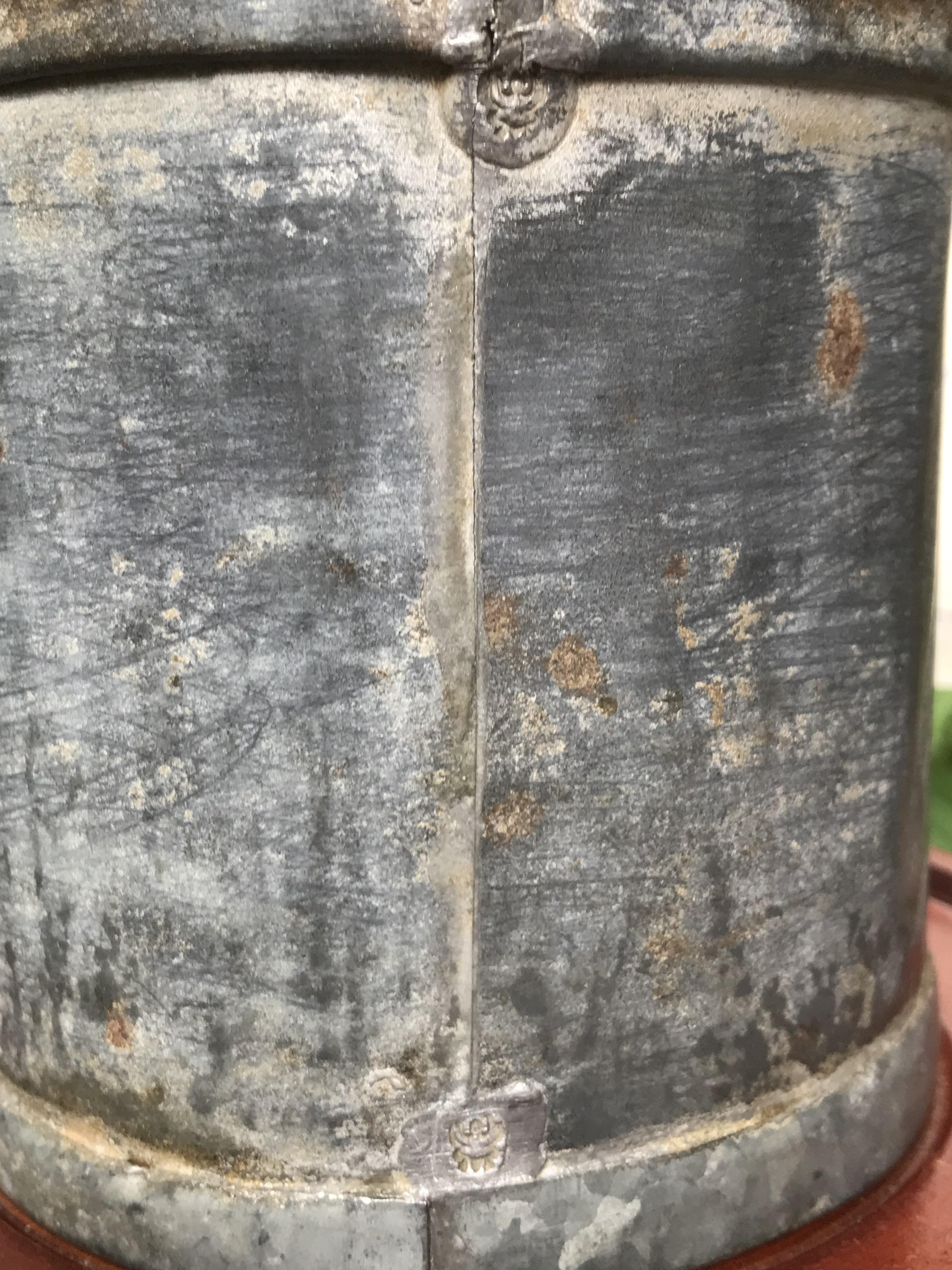 เริ่มต้น 690 บาท ของเก่าแท้ๆ ลิตรตวงข้าวสังกะสี ลิตรตวงข้าวโบราณ ขนาด 0.5 ลิตรและขนาด 1 ลิตร ตอกครุฑและเลขกำกับไม่ผุไม่รั่ว สำหรับนักสะสมแนววินเทจ แต่งบ้าน แต่งร้านกาแฟ แต่งร้านอาหาร แต่งร้านตัดผม หรืออื่นๆ