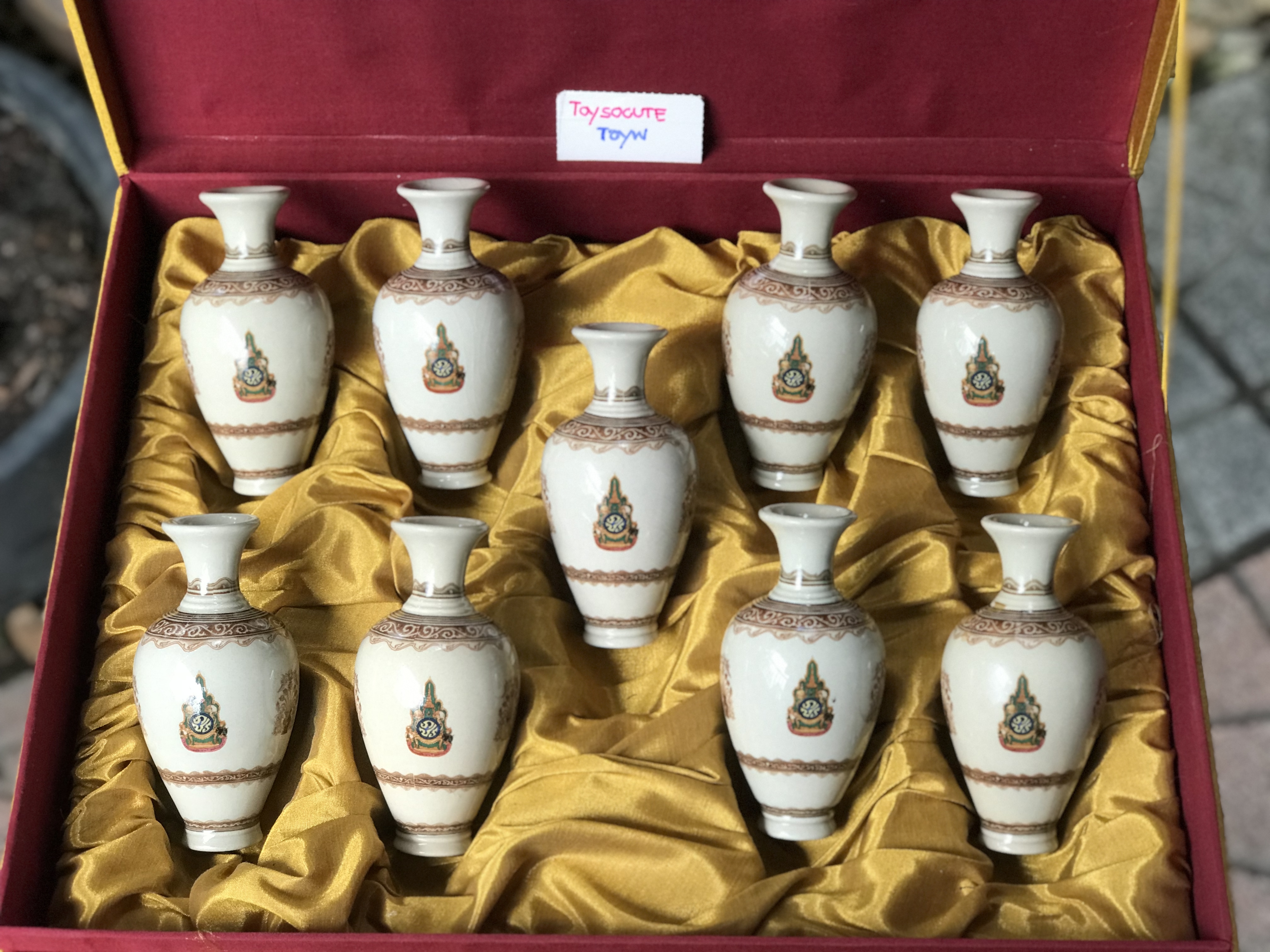 แจกันศิลปกรรมเฉลิมพระเกียรติฯ ในหลวง รัชกาลที่ 9 ชุด 9 ใบ บรรจุกล่องผ้าไหม เป็นของขวัญ ของที่ระลึกที่ทรงคุณค่า