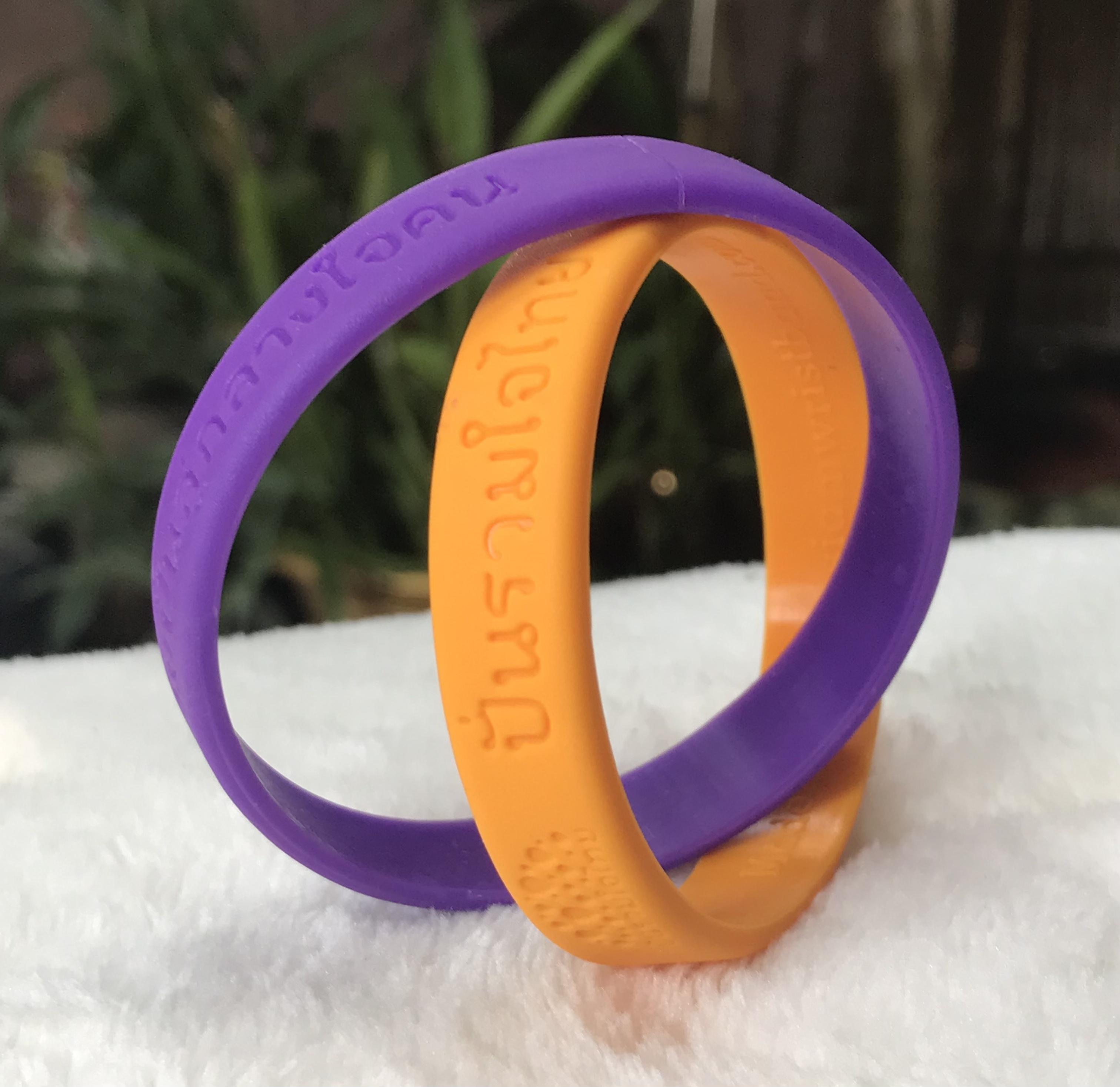 Wristband สายรัดข้อมือแบบไขว์สองเส้น"ปั่นรวมใจไทย" ปี 2558 เพื่อเทิดพระเกียรติรัชกาลที่ 9/สมเด็จพระเทพ โดยมูลนิธิพระดาบส