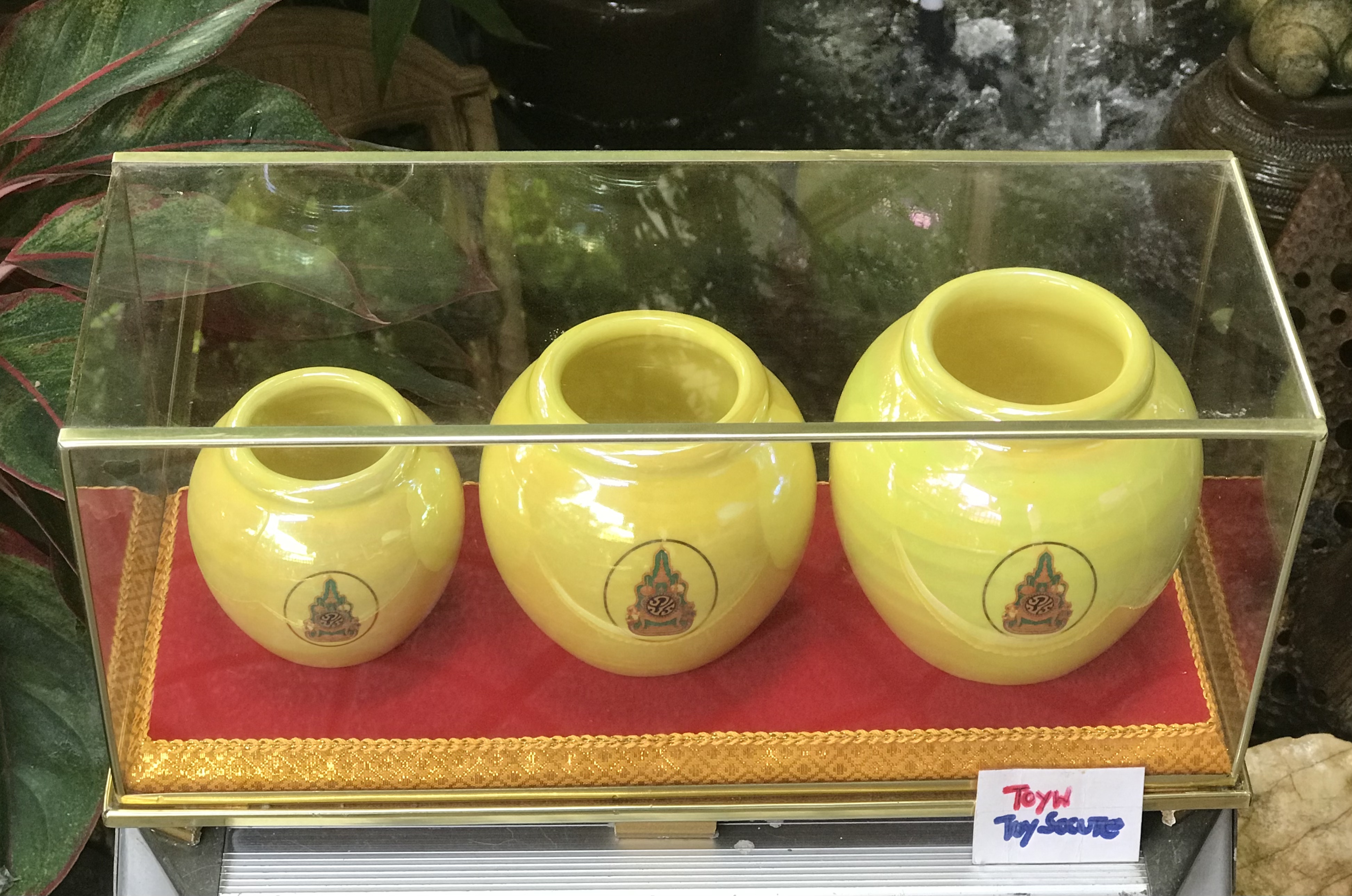 โอ่งมังกร โอ่งที่ระลึก โอ่งสีเหลืองเคลือบมุก สีประจำพระองค์ ที่ระลึก ในหลวง รัชกาลที่ 9 ขนาดกว้าง(ลึก) 13 ซม ยาว 33 ซม สูง 16 ซม