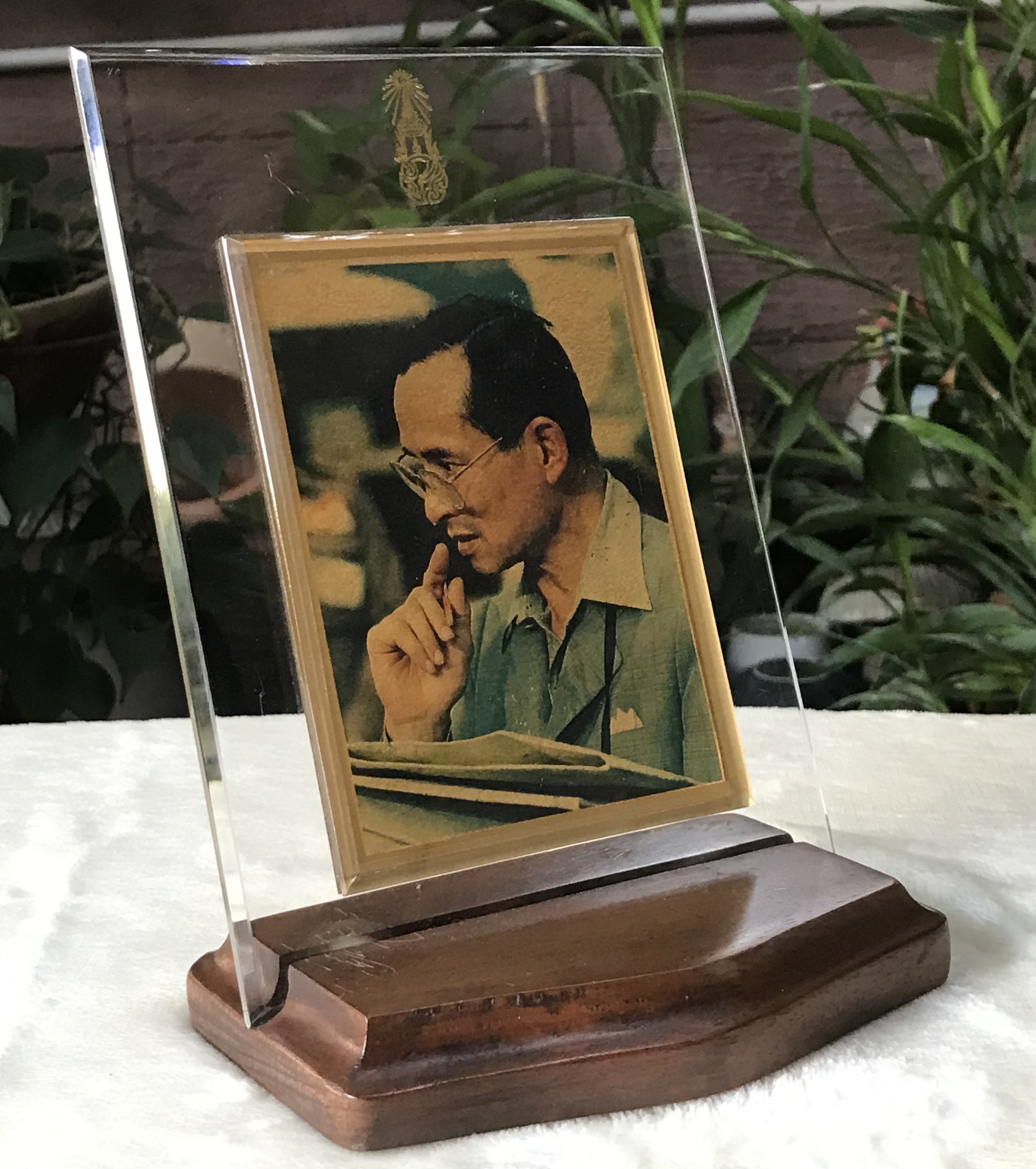 เลขกำกับ A08996 พระบรมฉายาลักษณ์ทองคำ ในหลวง รัชกาลที่ 9 ฉลองสิริราชสมบัติครบรอบ 50 ปี ทำจากทองสุทธิ 97.66 %