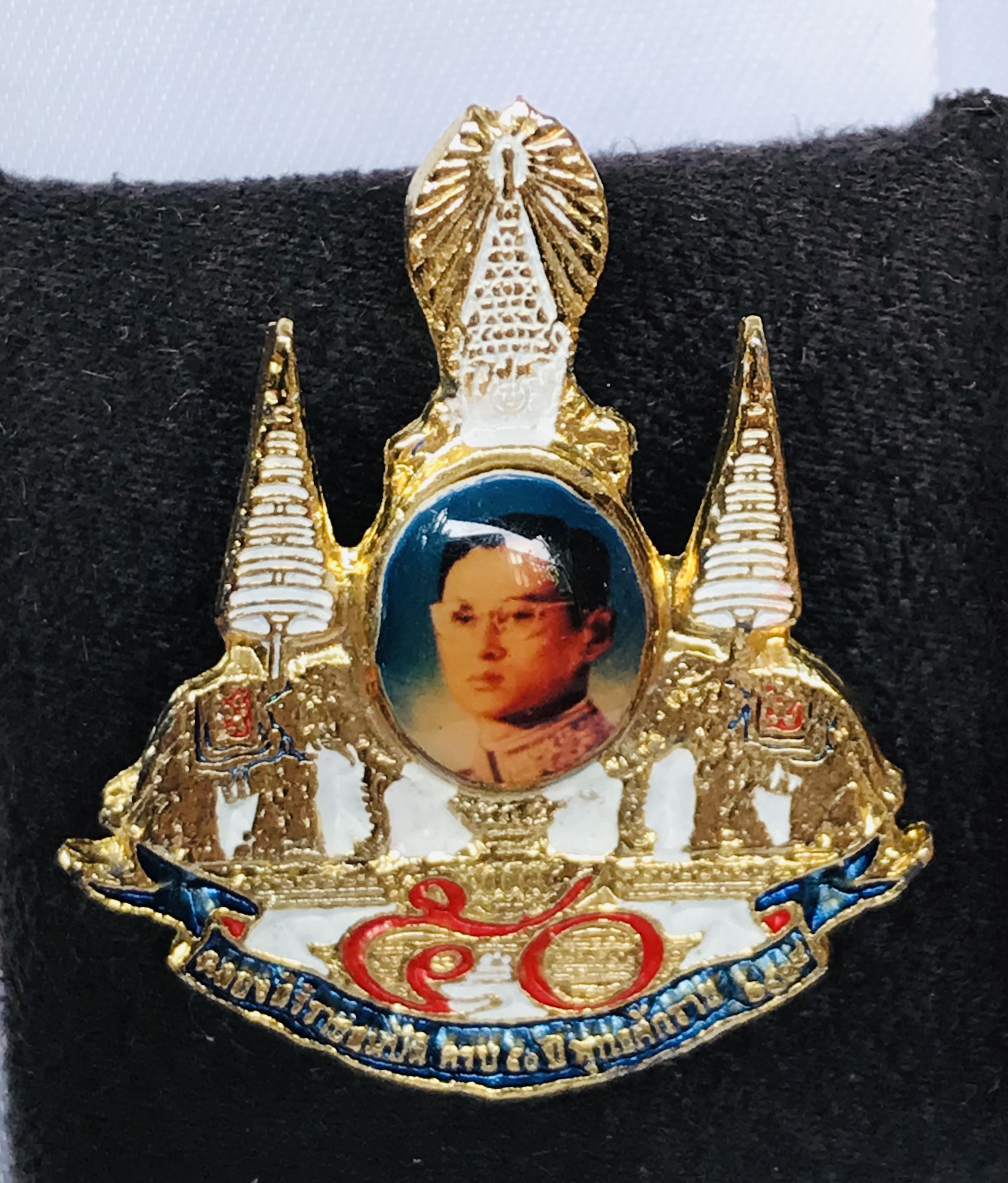 ชิ้นละ 350 บาท เก็บเก่า เข็มกลัดที่ระลึก ในหลวงรัชกาลที่ 9