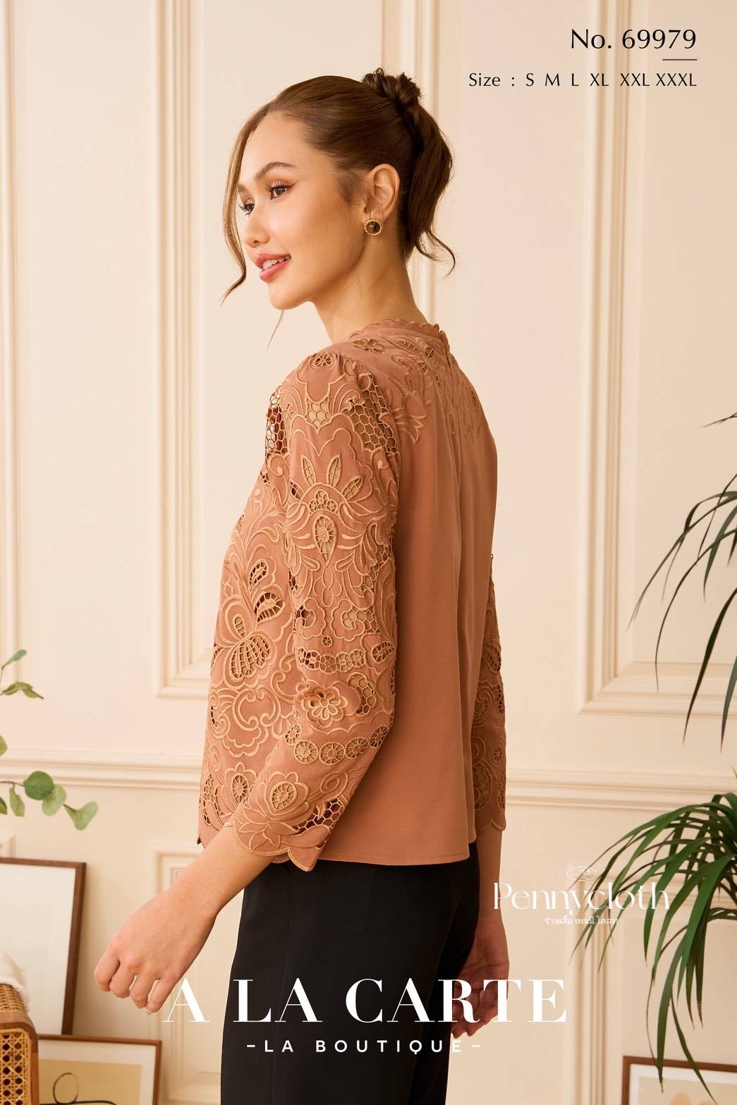 A La Carte รหัส 69979 เสื้อจอร์เจีย งานปักลูกไม้ คอกลม แขนกระบอก มีซับใน ซิปหลัง by PENNY CLOTH