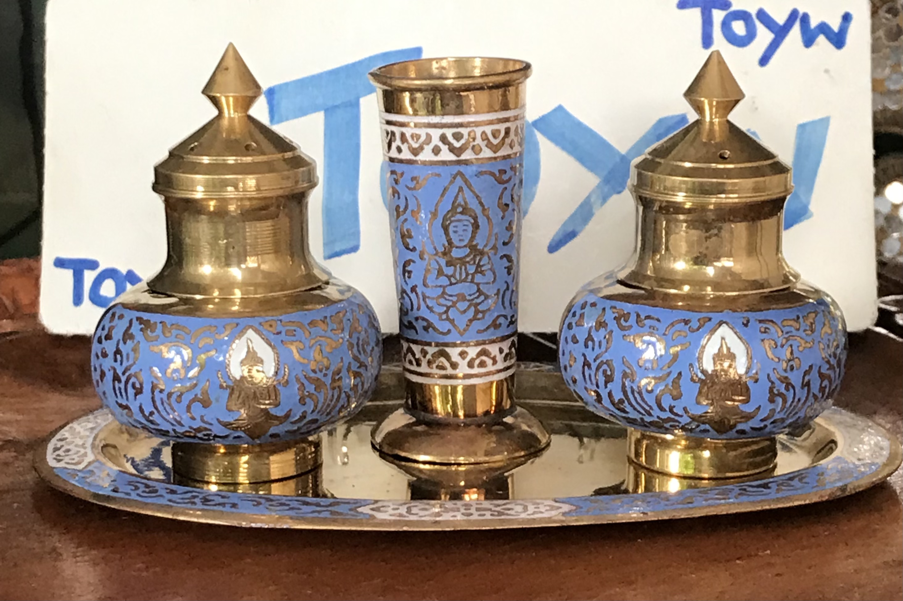 เริ่มต้น 690 บาท ของเก่า ชุดเครื่องปรุงทองเหลืองลงยา ขวดเกลือ ขวดพริกไทย ที่ใส่ไม้จิ้มฟัน พร้อมถาดรอง ลายเทพพนม ลายนางฟ้า