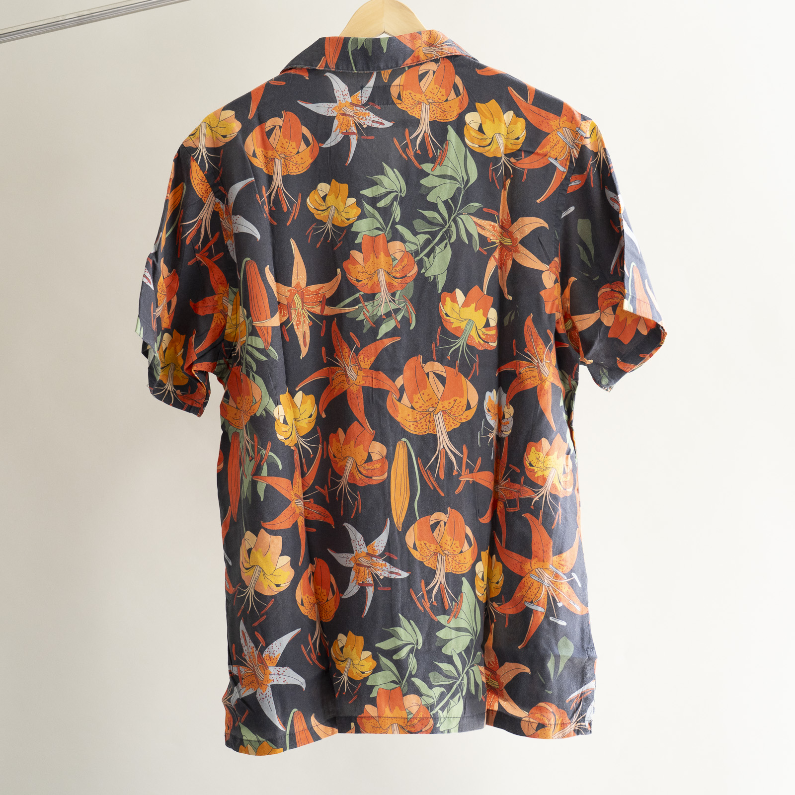 เสื้อเชิ้ตฮาวาย Arvid Lilies - Black