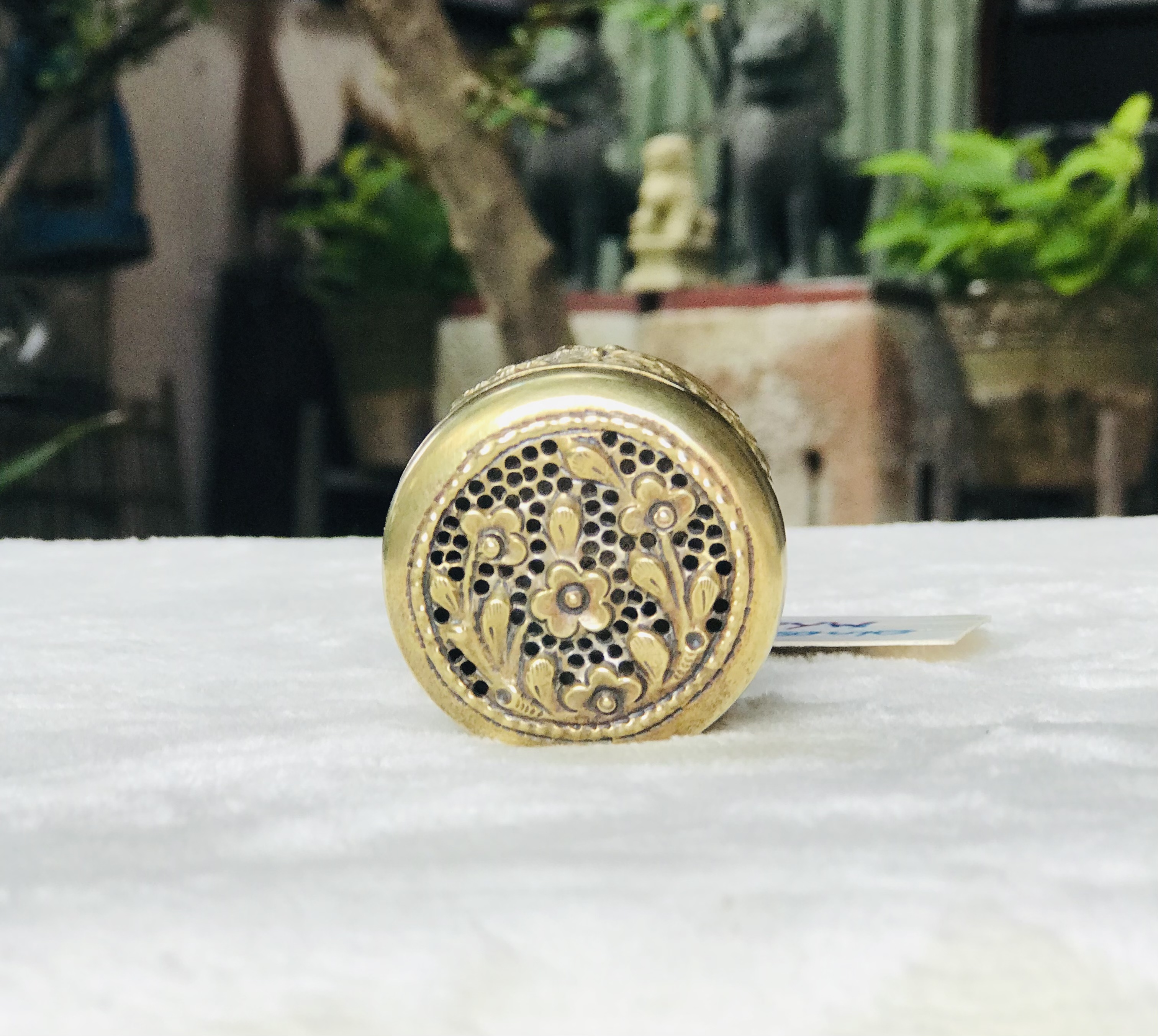 เริ่มต้น 290 บาท Antique Brass งานทองเหลืองเก่า ตลับทองเหลืองตอกลาย ตลับขี้ผึ้งทองเหลืองลายเทพพนม ทรงกลม ทรงรี ทรงลูกจันทร์ ทรงฟักทอง