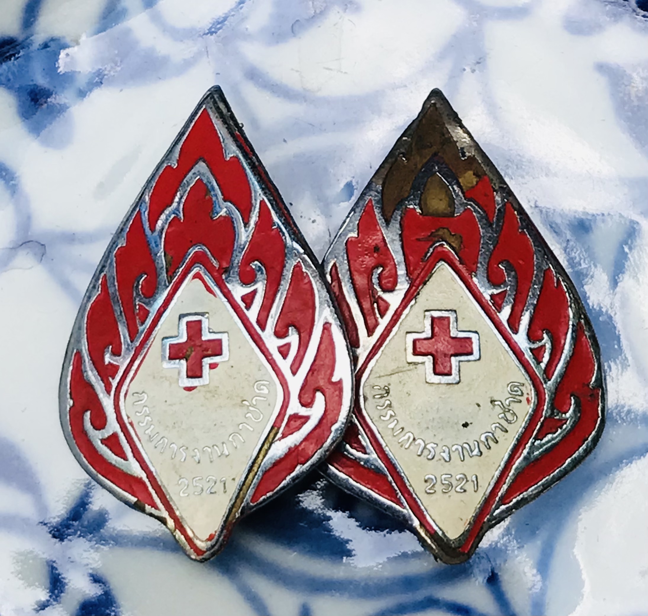 ชิ้นละ 390 บาท งานเก่าหายาก สำหรับนักสะสม เข็มที่ระลึก เข็มกลัด เข็มกรรมการงานกาชาด ปี 2518, 2521, 2522, 2523, 2528 และ 2529